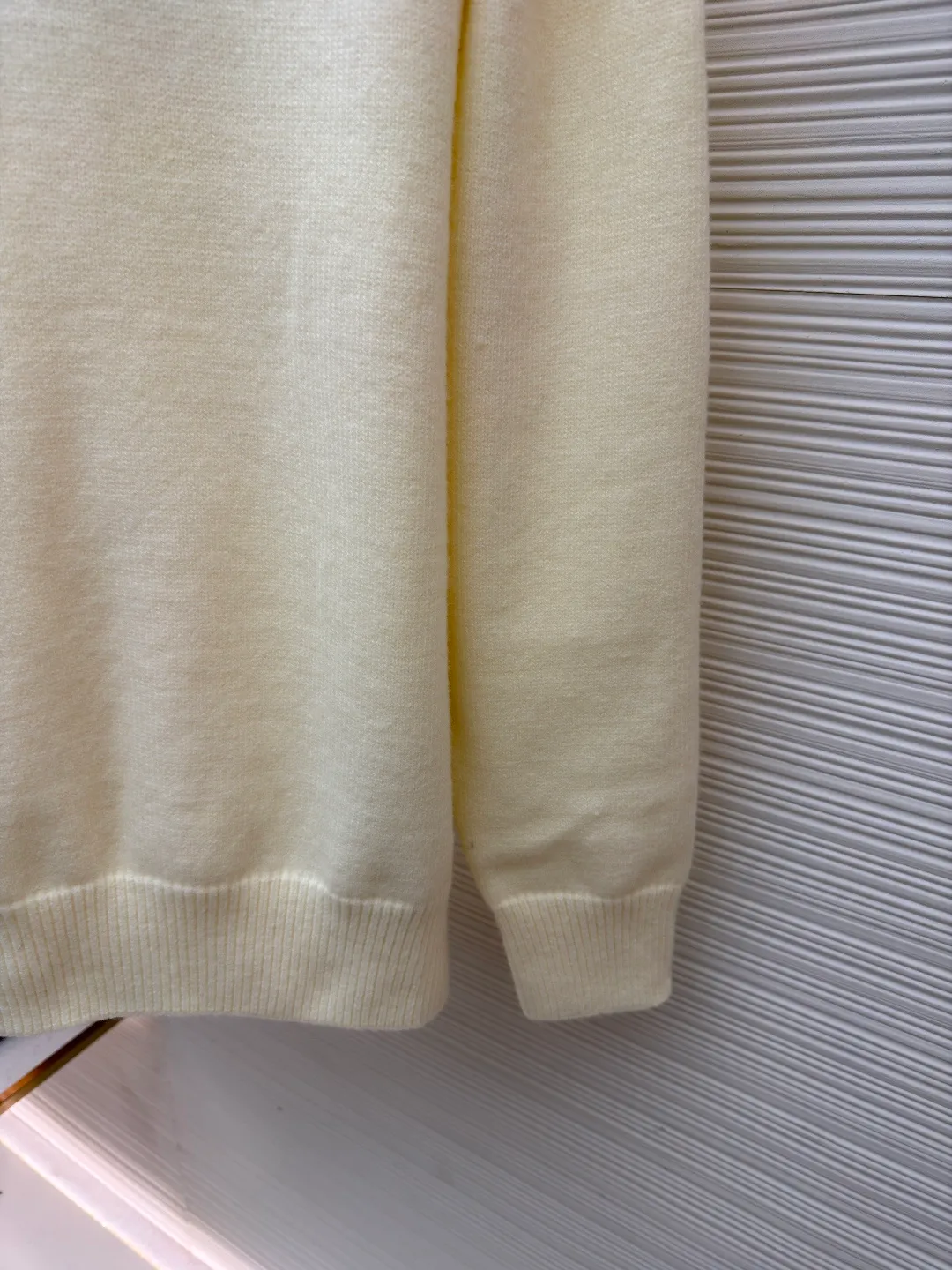 Prada embroidered logo wool knitted pullover ●Original version: purchased and developed in 19350 ●Item number: 1681716-A65 ●Fabric: wool blended fabric ●Technology: knitted ●Color: apricot ●Version: fitted version ●Weight: about 710 grams ●Size: 46-48-50-52 ●Description: The fabric is made of merino wool, which is 80% wool and 20% cotton. This model is made of high-content wool. The weaving method is 7-knit imported from Germany. The high-density weaving method and high wool content can effectively keep warm. It can be used as a base layer or as an outer layer. The embroidery uses imported Behringer embroidery machines. This embroidery has been adjusted and modified for 6 years to achieve the original 1:1 effect. The number of embroidery stitches is approximately 2600. The effect presents a perfect visual sense. This wool pullover has a versatile, sporty design and features the signature embroidered icon. The overall wiring is straight and delicate, the fabric is comfortable and soft, and the color is consistent without color difference. It can be matched with the same style to create a fashionable look and control various occasions. Customized accessories, complete with three standards, same style for men and women!