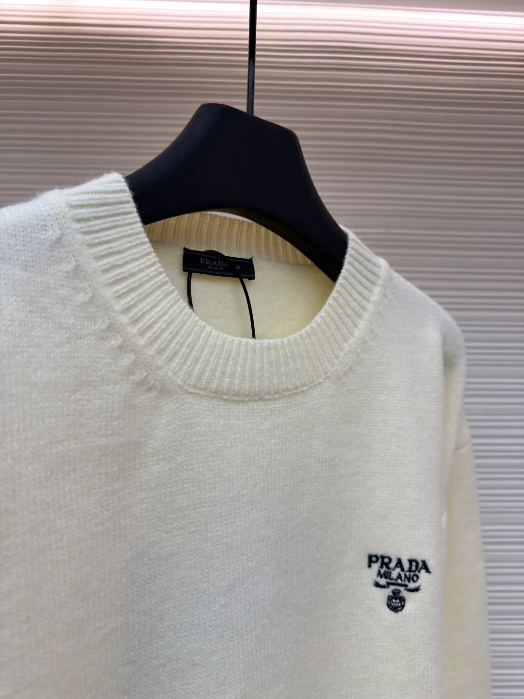 Prada embroidered logo wool knitted pullover ●Original version: purchased and developed in 19350 ●Item number: 1681716-A65 ●Fabric: wool blended fabric ●Technology: knitted ●Color: apricot ●Version: fitted version ●Weight: about 710 grams ●Size: 46-48-50-52 ●Description: The fabric is made of merino wool, which is 80% wool and 20% cotton. This model is made of high-content wool. The weaving method is 7-knit imported from Germany. The high-density weaving method and high wool content can effectively keep warm. It can be used as a base layer or as an outer layer. The embroidery uses imported Behringer embroidery machines. This embroidery has been adjusted and modified for 6 years to achieve the original 1:1 effect. The number of embroidery stitches is approximately 2600. The effect presents a perfect visual sense. This wool pullover has a versatile, sporty design and features the signature embroidered icon. The overall wiring is straight and delicate, the fabric is comfortable and soft, and the color is consistent without color difference. It can be matched with the same style to create a fashionable look and control various occasions. Customized accessories, complete with three standards, same style for men and women!