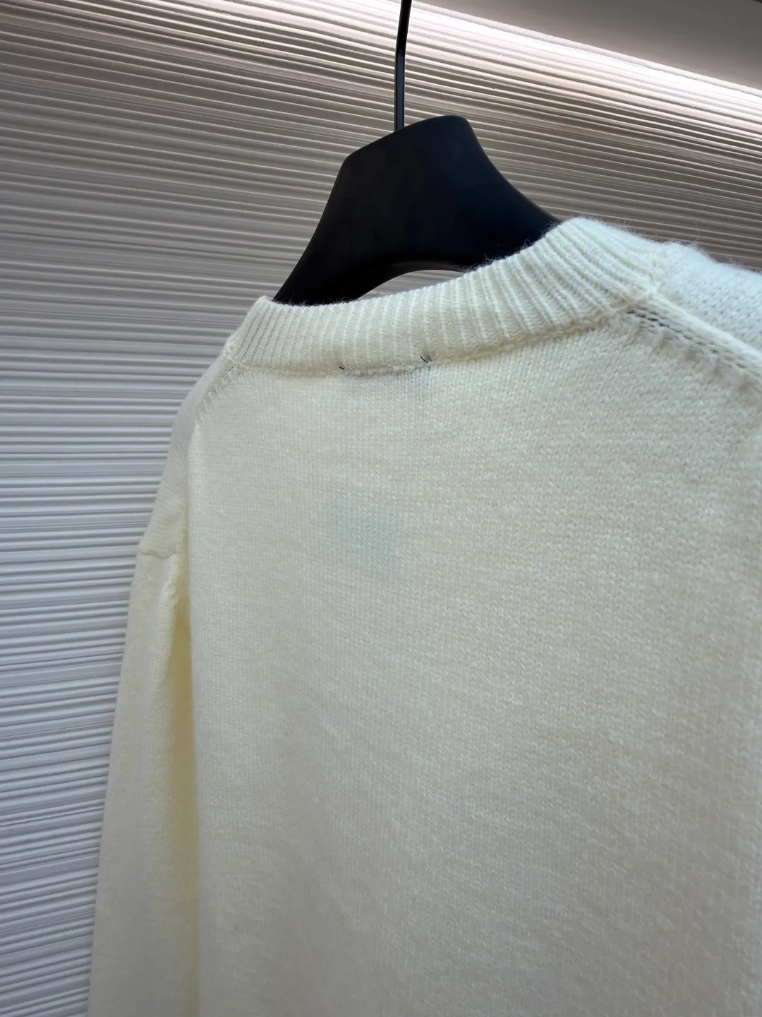 Prada embroidered logo wool knitted pullover ●Original version: purchased and developed in 19350 ●Item number: 1681716-A65 ●Fabric: wool blended fabric ●Technology: knitted ●Color: apricot ●Version: fitted version ●Weight: about 710 grams ●Size: 46-48-50-52 ●Description: The fabric is made of merino wool, which is 80% wool and 20% cotton. This model is made of high-content wool. The weaving method is 7-knit imported from Germany. The high-density weaving method and high wool content can effectively keep warm. It can be used as a base layer or as an outer layer. The embroidery uses imported Behringer embroidery machines. This embroidery has been adjusted and modified for 6 years to achieve the original 1:1 effect. The number of embroidery stitches is approximately 2600. The effect presents a perfect visual sense. This wool pullover has a versatile, sporty design and features the signature embroidered icon. The overall wiring is straight and delicate, the fabric is comfortable and soft, and the color is consistent without color difference. It can be matched with the same style to create a fashionable look and control various occasions. Customized accessories, complete with three standards, same style for men and women!