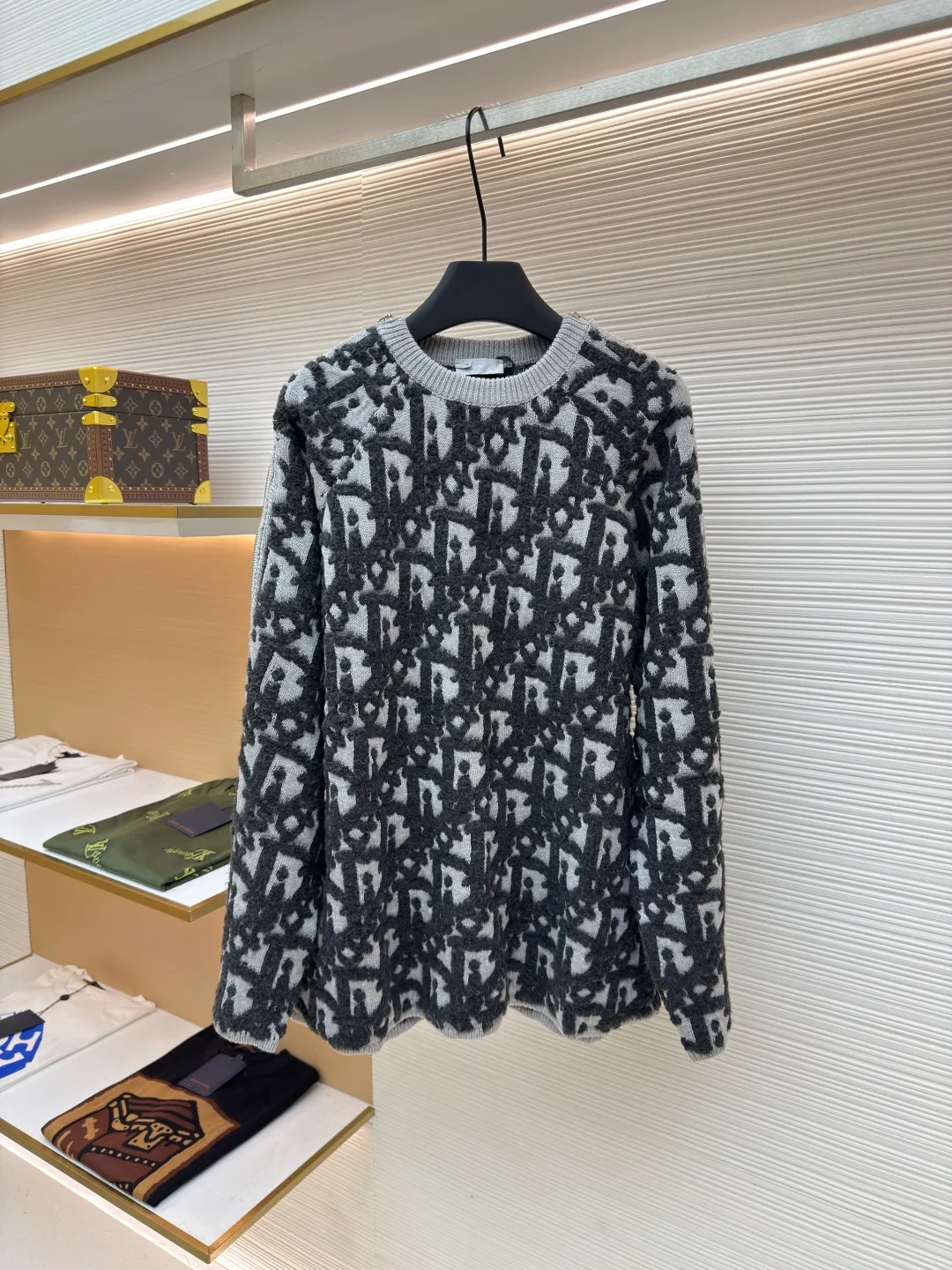 Dior Oblique jacquard sweater jacket ●Original version: Purchased and developed in 20000 ●Item No.: 1680195-B70 ●Fabric: Cotton suet suet blended fabric ●Technology: Jacquard production ●Version: Fitted version ●Weight: about 1005 grams ●Size: S-M-L-XL ●Description: Custom-woven cotton suet suede blend, excellent texture, comfortable and skin-friendly, with the color rhyme intertwined with rice and coffee as the core Like a delicate Impressionist painting, encounter the Dior Oblique pattern covering the body. Delicately intertwined, a dazzling array. Derived from the profound cultural heritage of the Dior brand. Two-way zipper opening and closing to express a smart style. Weaves the poetry and warmth of autumn and winter to accompany you to encounter every elegance. It is made of jacquard imported from Germany. The arrangement and interweaving of yarns are precisely controlled. The Dior Oblique jacquard art pattern inlay is carefully interwoven on the loom. The fabric is more vivid and three-dimensional. The overall wiring is straight and delicate, the fabric is comfortable and soft, and the color is consistent without color difference. It can be matched with the same style to create a fashionable look and control various occasions. Customized accessories, complete with three standards, same style for men and women!