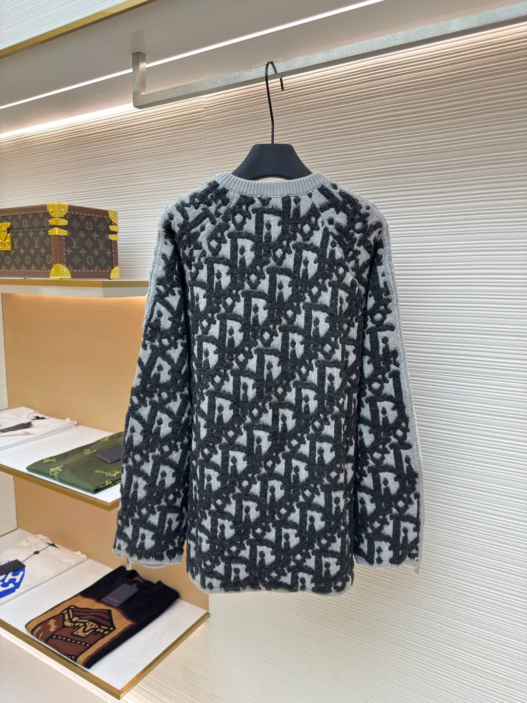 Dior Oblique jacquard sweater jacket ●Original version: Purchased and developed in 20000 ●Item No.: 1680195-B70 ●Fabric: Cotton suet suet blended fabric ●Technology: Jacquard production ●Version: Fitted version ●Weight: about 1005 grams ●Size: S-M-L-XL ●Description: Custom-woven cotton suet suede blend, excellent texture, comfortable and skin-friendly, with the color rhyme intertwined with rice and coffee as the core Like a delicate Impressionist painting, encounter the Dior Oblique pattern covering the body. Delicately intertwined, a dazzling array. Derived from the profound cultural heritage of the Dior brand. Two-way zipper opening and closing to express a smart style. Weaves the poetry and warmth of autumn and winter to accompany you to encounter every elegance. It is made of jacquard imported from Germany. The arrangement and interweaving of yarns are precisely controlled. The Dior Oblique jacquard art pattern inlay is carefully interwoven on the loom. The fabric is more vivid and three-dimensional. The overall wiring is straight and delicate, the fabric is comfortable and soft, and the color is consistent without color difference. It can be matched with the same style to create a fashionable look and control various occasions. Customized accessories, complete with three standards, same style for men and women!
