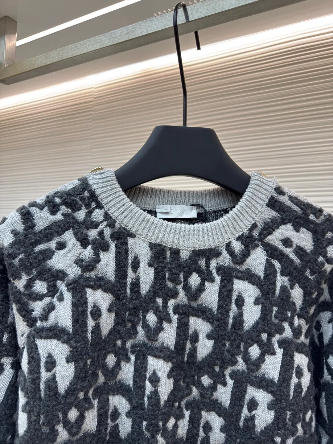 Dior Oblique jacquard sweater jacket ●Original version: Purchased and developed in 20000 ●Item No.: 1680195-B70 ●Fabric: Cotton suet suet blended fabric ●Technology: Jacquard production ●Version: Fitted version ●Weight: about 1005 grams ●Size: S-M-L-XL ●Description: Custom-woven cotton suet suede blend, excellent texture, comfortable and skin-friendly, with the color rhyme intertwined with rice and coffee as the core Like a delicate Impressionist painting, encounter the Dior Oblique pattern covering the body. Delicately intertwined, a dazzling array. Derived from the profound cultural heritage of the Dior brand. Two-way zipper opening and closing to express a smart style. Weaves the poetry and warmth of autumn and winter to accompany you to encounter every elegance. It is made of jacquard imported from Germany. The arrangement and interweaving of yarns are precisely controlled. The Dior Oblique jacquard art pattern inlay is carefully interwoven on the loom. The fabric is more vivid and three-dimensional. The overall wiring is straight and delicate, the fabric is comfortable and soft, and the color is consistent without color difference. It can be matched with the same style to create a fashionable look and control various occasions. Customized accessories, complete with three standards, same style for men and women!