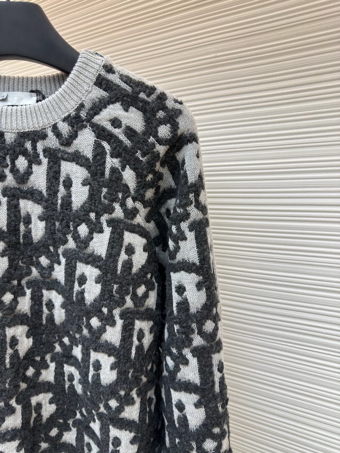 Dior Oblique jacquard sweater jacket ●Original version: Purchased and developed in 20000 ●Item No.: 1680195-B70 ●Fabric: Cotton suet suet blended fabric ●Technology: Jacquard production ●Version: Fitted version ●Weight: about 1005 grams ●Size: S-M-L-XL ●Description: Custom-woven cotton suet suede blend, excellent texture, comfortable and skin-friendly, with the color rhyme intertwined with rice and coffee as the core Like a delicate Impressionist painting, encounter the Dior Oblique pattern covering the body. Delicately intertwined, a dazzling array. Derived from the profound cultural heritage of the Dior brand. Two-way zipper opening and closing to express a smart style. Weaves the poetry and warmth of autumn and winter to accompany you to encounter every elegance. It is made of jacquard imported from Germany. The arrangement and interweaving of yarns are precisely controlled. The Dior Oblique jacquard art pattern inlay is carefully interwoven on the loom. The fabric is more vivid and three-dimensional. The overall wiring is straight and delicate, the fabric is comfortable and soft, and the color is consistent without color difference. It can be matched with the same style to create a fashionable look and control various occasions. Customized accessories, complete with three standards, same style for men and women!