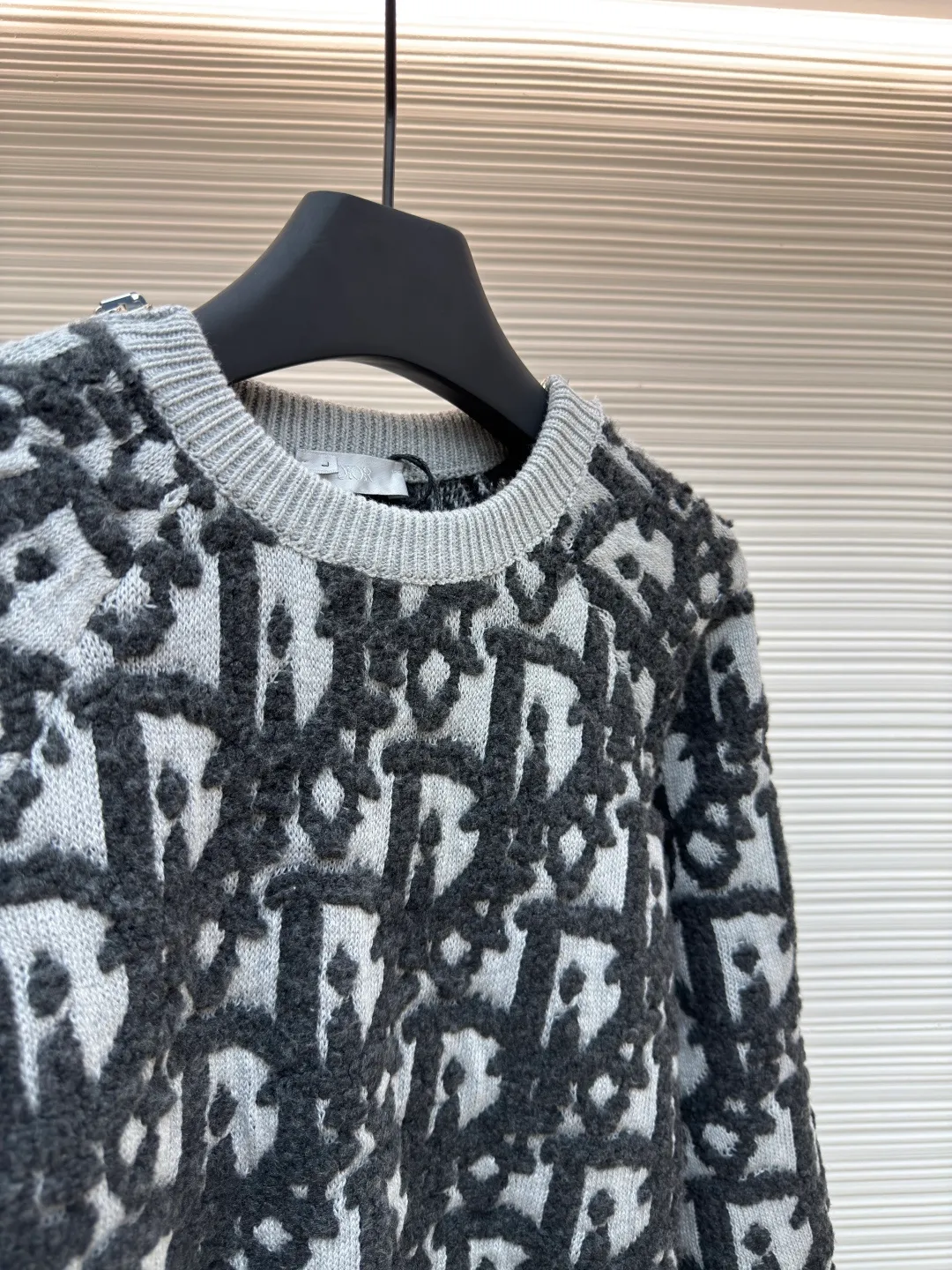 Dior Oblique jacquard sweater jacket ●Original version: Purchased and developed in 20000 ●Item No.: 1680195-B70 ●Fabric: Cotton suet suet blended fabric ●Technology: Jacquard production ●Version: Fitted version ●Weight: about 1005 grams ●Size: S-M-L-XL ●Description: Custom-woven cotton suet suede blend, excellent texture, comfortable and skin-friendly, with the color rhyme intertwined with rice and coffee as the core Like a delicate Impressionist painting, encounter the Dior Oblique pattern covering the body. Delicately intertwined, a dazzling array. Derived from the profound cultural heritage of the Dior brand. Two-way zipper opening and closing to express a smart style. Weaves the poetry and warmth of autumn and winter to accompany you to encounter every elegance. It is made of jacquard imported from Germany. The arrangement and interweaving of yarns are precisely controlled. The Dior Oblique jacquard art pattern inlay is carefully interwoven on the loom. The fabric is more vivid and three-dimensional. The overall wiring is straight and delicate, the fabric is comfortable and soft, and the color is consistent without color difference. It can be matched with the same style to create a fashionable look and control various occasions. Customized accessories, complete with three standards, same style for men and women!