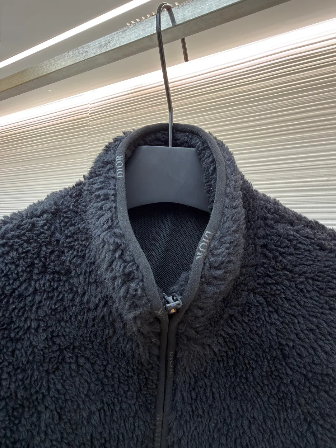 Dior x descentn ski jacket ●Original version: Purchased and developed by 23775 ●Item number: 1681706-B70 ●Fabric: polyester fiber fabric ●Technology: Positioning cutting machine production ●Color: black ●Version: fitted version ●Weight: about 745 grams ●Size: S-M-L-XL ●Description: This Dior plush zipper jacket adopts a loose fit design, which is comfortable to wear and has excellent warmth retention. The fabric is made of high-quality imitation sherpa material, which has a soft and delicate feel, good warmth retention and breathability. Ready-to-wear garments are made using precision cutting techniques to ensure the overall shape is three-dimensional and crisp. The brand logo and decorative pattern on the chest are embossed, and the pattern is clear and three-dimensional, highlighting the high-end quality of the brand. The details of the zippers and pockets are exquisite, the overall wiring is neat, and the stitching is fine and firm. The high collar design not only increases warmth, but also adds fashion to the overall look. Whether it is daily wear or outdoor activities, it can be easily controlled, perfectly interpreting the luxury and functionality of the Dior brand. The overall wiring is straight and delicate, the fabric is comfortable and soft, and the color is consistent without color difference. It can be matched with the same style to create a fashionable look and control various occasions. Customized accessories, complete with three standards, same style for men and women!