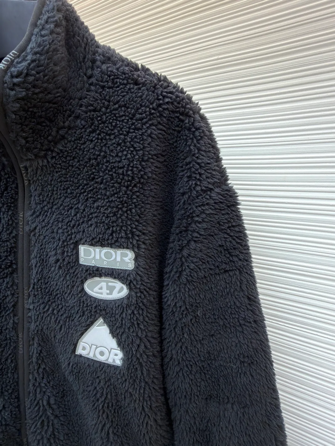 Dior x descentn ski jacket ●Original version: Purchased and developed by 23775 ●Item number: 1681706-B70 ●Fabric: polyester fiber fabric ●Technology: Positioning cutting machine production ●Color: black ●Version: fitted version ●Weight: about 745 grams ●Size: S-M-L-XL ●Description: This Dior plush zipper jacket adopts a loose fit design, which is comfortable to wear and has excellent warmth retention. The fabric is made of high-quality imitation sherpa material, which has a soft and delicate feel, good warmth retention and breathability. Ready-to-wear garments are made using precision cutting techniques to ensure the overall shape is three-dimensional and crisp. The brand logo and decorative pattern on the chest are embossed, and the pattern is clear and three-dimensional, highlighting the high-end quality of the brand. The details of the zippers and pockets are exquisite, the overall wiring is neat, and the stitching is fine and firm. The high collar design not only increases warmth, but also adds fashion to the overall look. Whether it is daily wear or outdoor activities, it can be easily controlled, perfectly interpreting the luxury and functionality of the Dior brand. The overall wiring is straight and delicate, the fabric is comfortable and soft, and the color is consistent without color difference. It can be matched with the same style to create a fashionable look and control various occasions. Customized accessories, complete with three standards, same style for men and women!