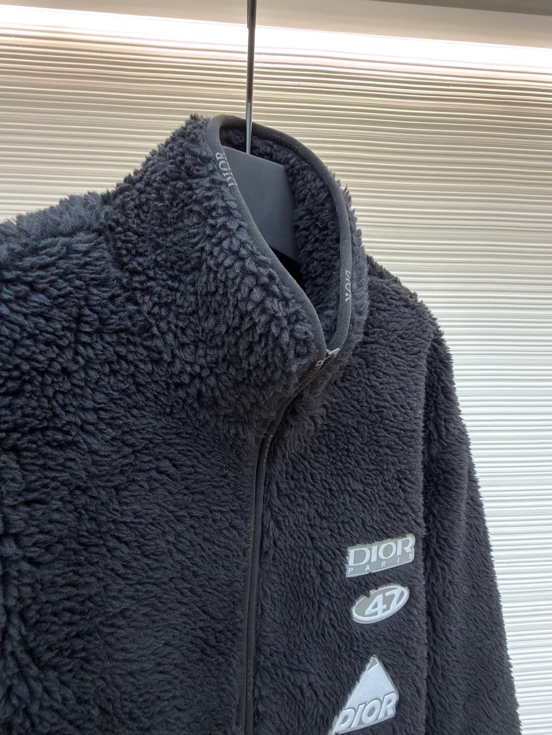 Dior x descentn ski jacket ●Original version: Purchased and developed by 23775 ●Item number: 1681706-B70 ●Fabric: polyester fiber fabric ●Technology: Positioning cutting machine production ●Color: black ●Version: fitted version ●Weight: about 745 grams ●Size: S-M-L-XL ●Description: This Dior plush zipper jacket adopts a loose fit design, which is comfortable to wear and has excellent warmth retention. The fabric is made of high-quality imitation sherpa material, which has a soft and delicate feel, good warmth retention and breathability. Ready-to-wear garments are made using precision cutting techniques to ensure the overall shape is three-dimensional and crisp. The brand logo and decorative pattern on the chest are embossed, and the pattern is clear and three-dimensional, highlighting the high-end quality of the brand. The details of the zippers and pockets are exquisite, the overall wiring is neat, and the stitching is fine and firm. The high collar design not only increases warmth, but also adds fashion to the overall look. Whether it is daily wear or outdoor activities, it can be easily controlled, perfectly interpreting the luxury and functionality of the Dior brand. The overall wiring is straight and delicate, the fabric is comfortable and soft, and the color is consistent without color difference. It can be matched with the same style to create a fashionable look and control various occasions. Customized accessories, complete with three standards, same style for men and women!