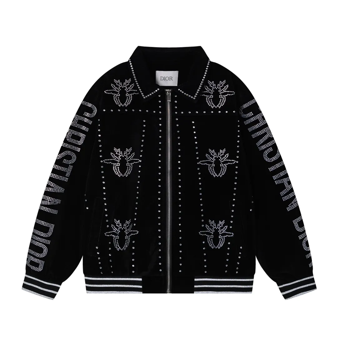 🅿️560 DIOR Dior’s 2024 autumn and winter new men’s baseball uniform⚾️jackets are on sale at the counter simultaneously! Customized exclusive gold velvet fabric, panoramic logo hot diamond design! Simple and elegant, easy to match and versatile, extremely high-grade, perfectly integrated into fashion and style, it is a top-notch fashionable style that is perfect for outer wear! The whole thing gives people a natural feeling! The ultimate classic and versatile jacket, using the latest three-dimensional logo elements to highlight the concave and convex texture! The ultimate heavy work, the ultimate perfection! Fans who pursue high quality should rush to buy it by themselves, and we sincerely invite all fans who know the goods to appreciate this model together! ! Size: M-2XL