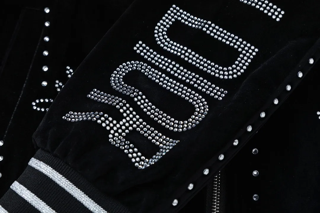 🅿️560 DIOR Dior’s 2024 autumn and winter new men’s baseball uniform⚾️jackets are on sale at the counter simultaneously! Customized exclusive gold velvet fabric, panoramic logo hot diamond design! Simple and elegant, easy to match and versatile, extremely high-grade, perfectly integrated into fashion and style, it is a top-notch fashionable style that is perfect for outer wear! The whole thing gives people a natural feeling! The ultimate classic and versatile jacket, using the latest three-dimensional logo elements to highlight the concave and convex texture! The ultimate heavy work, the ultimate perfection! Fans who pursue high quality should rush to buy it by themselves, and we sincerely invite all fans who know the goods to appreciate this model together! ! Size: M-2XL