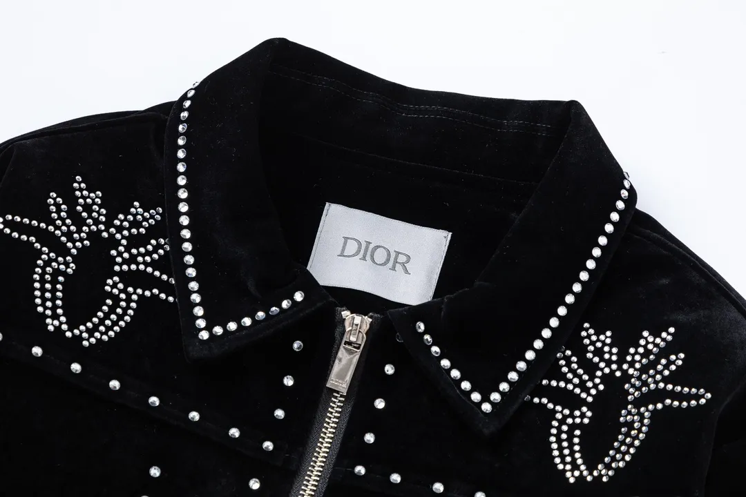 🅿️560 DIOR Dior’s 2024 autumn and winter new men’s baseball uniform⚾️jackets are on sale at the counter simultaneously! Customized exclusive gold velvet fabric, panoramic logo hot diamond design! Simple and elegant, easy to match and versatile, extremely high-grade, perfectly integrated into fashion and style, it is a top-notch fashionable style that is perfect for outer wear! The whole thing gives people a natural feeling! The ultimate classic and versatile jacket, using the latest three-dimensional logo elements to highlight the concave and convex texture! The ultimate heavy work, the ultimate perfection! Fans who pursue high quality should rush to buy it by themselves, and we sincerely invite all fans who know the goods to appreciate this model together! ! Size: M-2XL