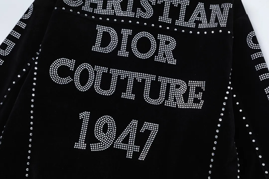 🅿️560 DIOR Dior’s 2024 autumn and winter new men’s baseball uniform⚾️jackets are on sale at the counter simultaneously! Customized exclusive gold velvet fabric, panoramic logo hot diamond design! Simple and elegant, easy to match and versatile, extremely high-grade, perfectly integrated into fashion and style, it is a top-notch fashionable style that is perfect for outer wear! The whole thing gives people a natural feeling! The ultimate classic and versatile jacket, using the latest three-dimensional logo elements to highlight the concave and convex texture! The ultimate heavy work, the ultimate perfection! Fans who pursue high quality should rush to buy it by themselves, and we sincerely invite all fans who know the goods to appreciate this model together! ! Size: M-2XL