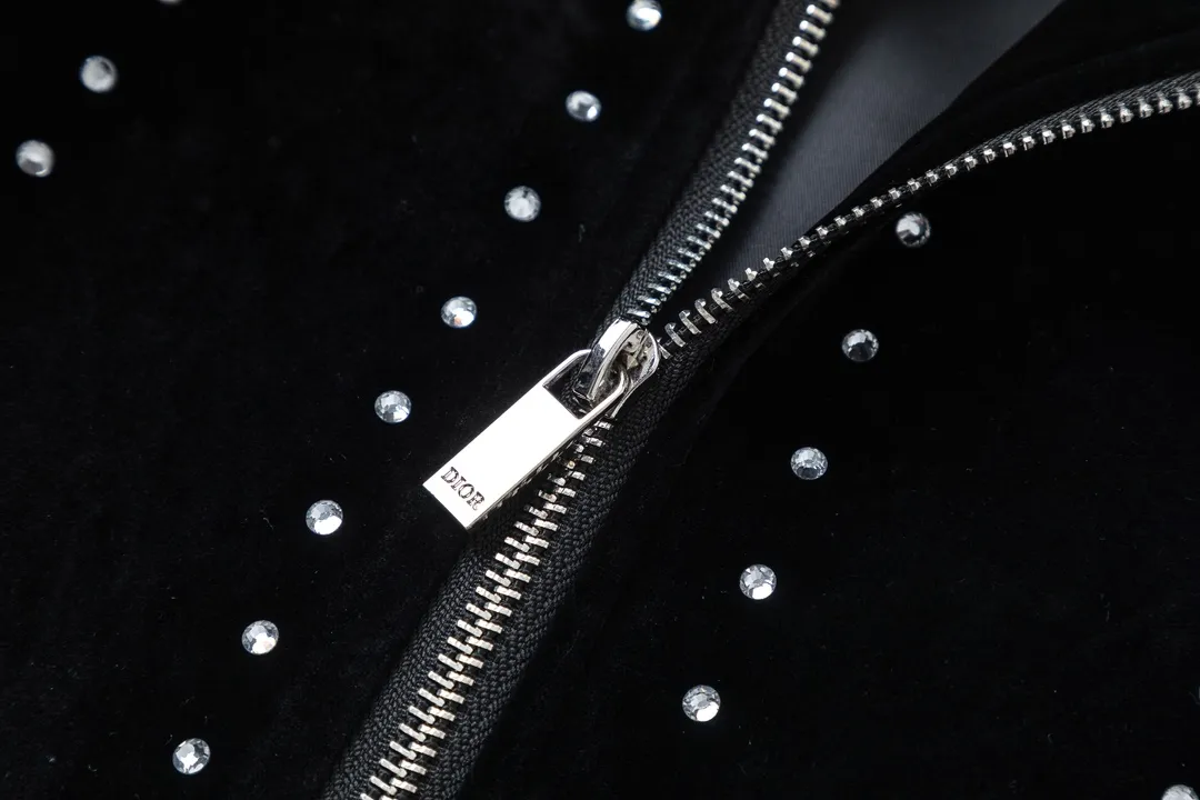 🅿️560 DIOR Dior’s 2024 autumn and winter new men’s baseball uniform⚾️jackets are on sale at the counter simultaneously! Customized exclusive gold velvet fabric, panoramic logo hot diamond design! Simple and elegant, easy to match and versatile, extremely high-grade, perfectly integrated into fashion and style, it is a top-notch fashionable style that is perfect for outer wear! The whole thing gives people a natural feeling! The ultimate classic and versatile jacket, using the latest three-dimensional logo elements to highlight the concave and convex texture! The ultimate heavy work, the ultimate perfection! Fans who pursue high quality should rush to buy it by themselves, and we sincerely invite all fans who know the goods to appreciate this model together! ! Size: M-2XL