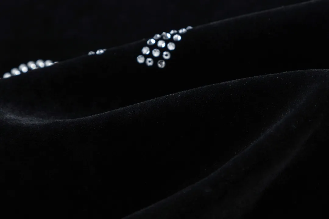 🅿️560 DIOR Dior’s 2024 autumn and winter new men’s baseball uniform⚾️jackets are on sale at the counter simultaneously! Customized exclusive gold velvet fabric, panoramic logo hot diamond design! Simple and elegant, easy to match and versatile, extremely high-grade, perfectly integrated into fashion and style, it is a top-notch fashionable style that is perfect for outer wear! The whole thing gives people a natural feeling! The ultimate classic and versatile jacket, using the latest three-dimensional logo elements to highlight the concave and convex texture! The ultimate heavy work, the ultimate perfection! Fans who pursue high quality should rush to buy it by themselves, and we sincerely invite all fans who know the goods to appreciate this model together! ! Size: M-2XL