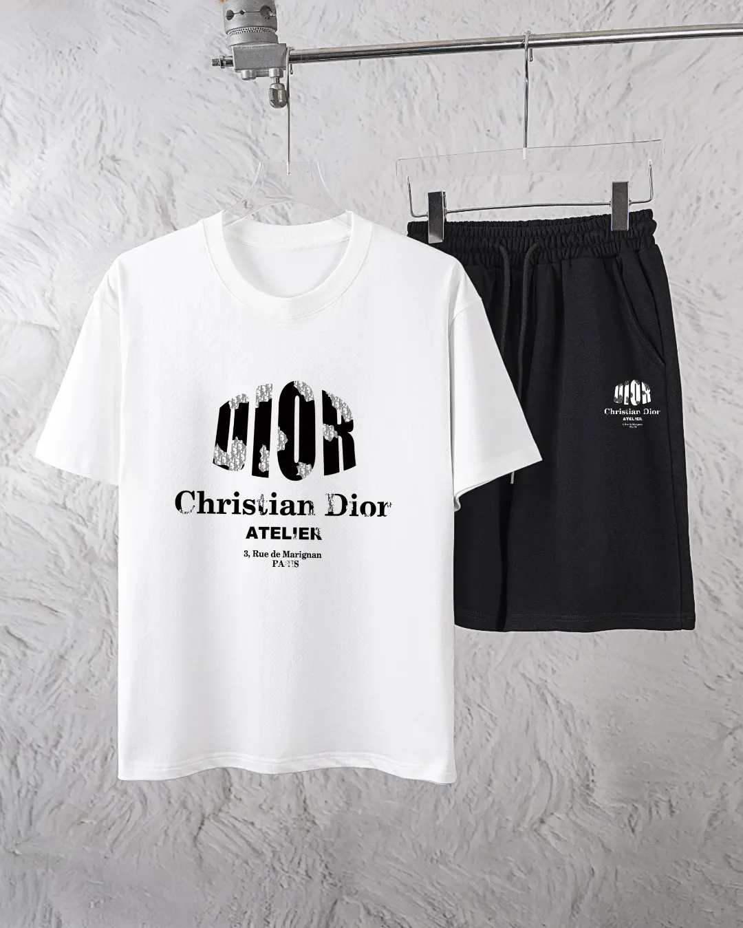 🅿️300 Dior Exclusively supplies the new trendy men’s fashionable round neck short-sleeved shorts suit, trendy and fashionable casual short-sleeved suit! It has high breathability and comfort, impeccable details, and brand element design concept, reflecting high quality. It presents a casual cut and the upper body shape is great! Material: 260g double yarn pure cotton short sleeves + 360g pure cotton terry shorts Size: S-XXL 🔥 (please state your height and weight when placing an order)
