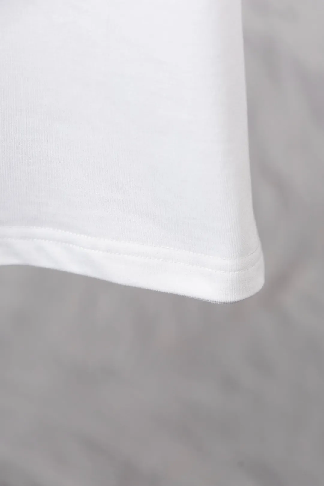 🅿️300 Dior Exclusively supplies the new trendy men’s fashionable round neck short-sleeved shorts suit, trendy and fashionable casual short-sleeved suit! It has high breathability and comfort, impeccable details, and brand element design concept, reflecting high quality. It presents a casual cut and the upper body shape is great! Material: 260g double yarn pure cotton short sleeves + 360g pure cotton terry shorts Size: S-XXL 🔥 (please state your height and weight when placing an order)