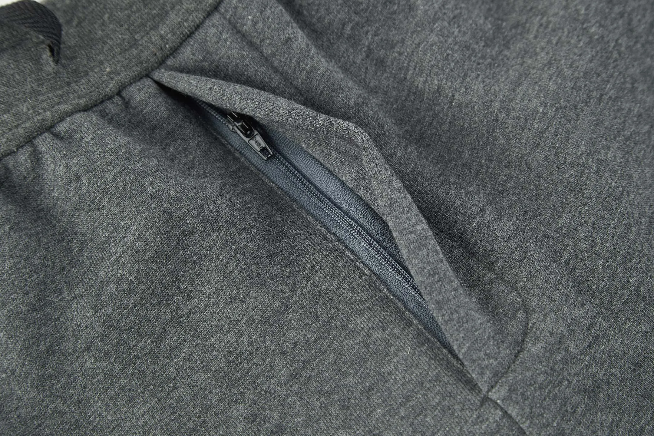 🅿️420 CD 25FW solid color trousers with logo embroidery (dark gray). The original version was purchased and developed for 19,500. The fabric is made of 380g terry fleece fabric and the fabric is made of long yarn Pima cotton original customized floral gray. The thread adopts 2*2 double yarn thread, and the thread is made of pure yarn. It can fix the fabric at high temperature and not deform after long-term wear. The embroidery uses internal double-needle embroidery method, and the reverse side is embroidered to create a seam effect. The zipper adopts original authentic YKK rubber tooth zipper. These CD Icon semi-grip trousers give a classic piece a modern twist. Crafted from gray cotton fleece in an oversized fit, it's uniquely embellished with debossed CD icon embroidery. Can be paired with the same style POLO zippered sweatshirt to create a distinctive modern look. Decorated with debossed embroidered CD icon, ribbed waistband and wide opening. 100% cotton. Size:S-M-L-XL