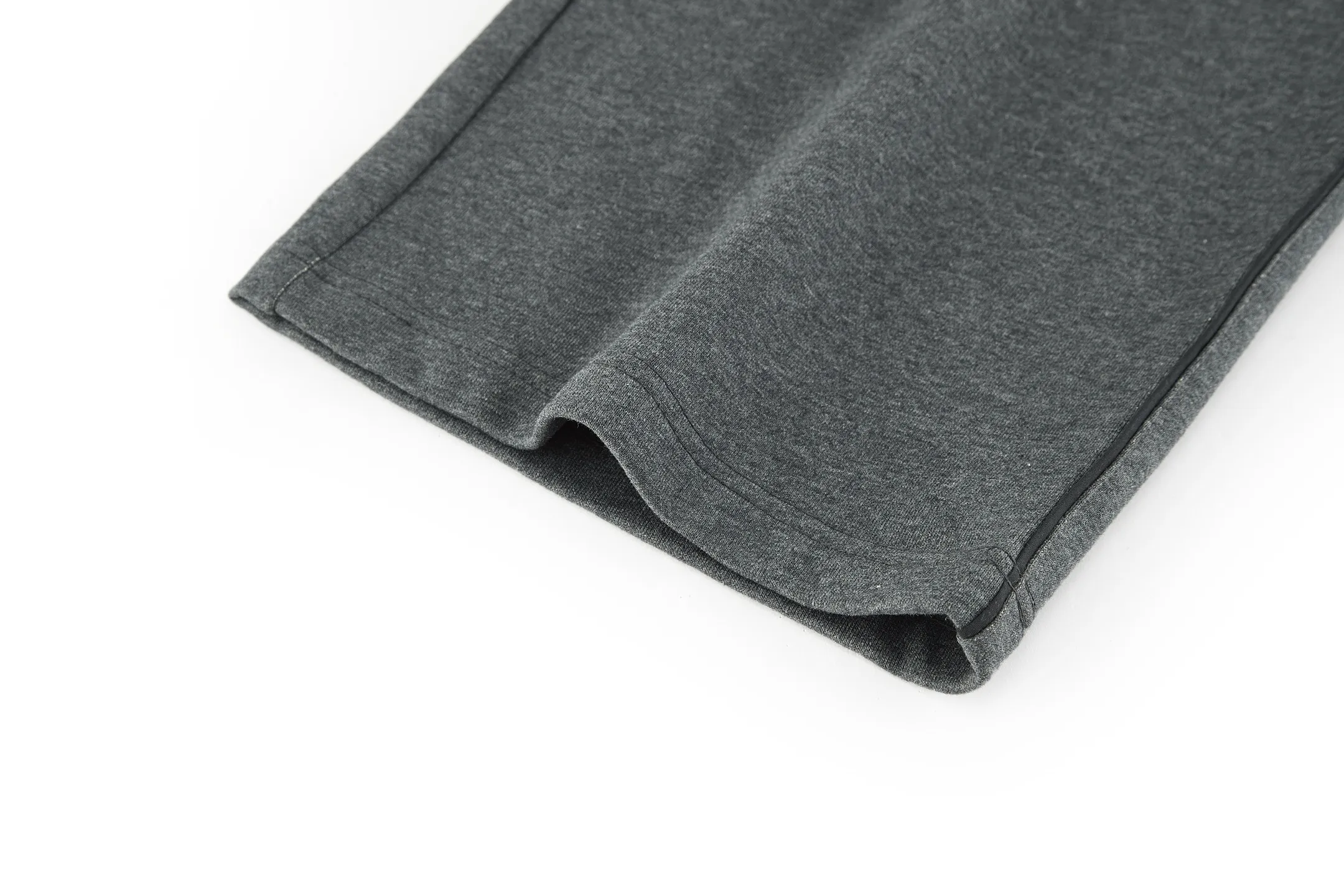 🅿️420 CD 25FW solid color trousers with logo embroidery (dark gray). The original version was purchased and developed for 19,500. The fabric is made of 380g terry fleece fabric and the fabric is made of long yarn Pima cotton original customized floral gray. The thread adopts 2*2 double yarn thread, and the thread is made of pure yarn. It can fix the fabric at high temperature and not deform after long-term wear. The embroidery uses internal double-needle embroidery method, and the reverse side is embroidered to create a seam effect. The zipper adopts original authentic YKK rubber tooth zipper. These CD Icon semi-grip trousers give a classic piece a modern twist. Crafted from gray cotton fleece in an oversized fit, it's uniquely embellished with debossed CD icon embroidery. Can be paired with the same style POLO zippered sweatshirt to create a distinctive modern look. Decorated with debossed embroidered CD icon, ribbed waistband and wide opening. 100% cotton. Size:S-M-L-XL