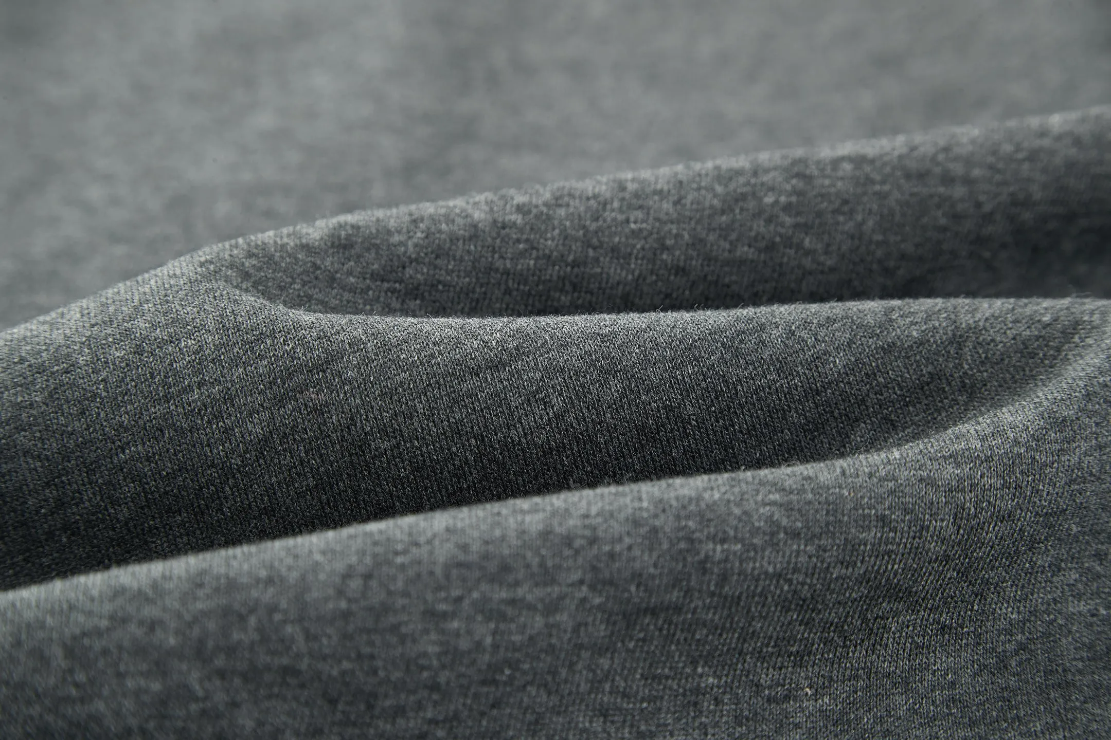 🅿️420 CD 25FW solid color trousers with logo embroidery (dark gray). The original version was purchased and developed for 19,500. The fabric is made of 380g terry fleece fabric and the fabric is made of long yarn Pima cotton original customized floral gray. The thread adopts 2*2 double yarn thread, and the thread is made of pure yarn. It can fix the fabric at high temperature and not deform after long-term wear. The embroidery uses internal double-needle embroidery method, and the reverse side is embroidered to create a seam effect. The zipper adopts original authentic YKK rubber tooth zipper. These CD Icon semi-grip trousers give a classic piece a modern twist. Crafted from gray cotton fleece in an oversized fit, it's uniquely embellished with debossed CD icon embroidery. Can be paired with the same style POLO zippered sweatshirt to create a distinctive modern look. Decorated with debossed embroidered CD icon, ribbed waistband and wide opening. 100% cotton. Size:S-M-L-XL