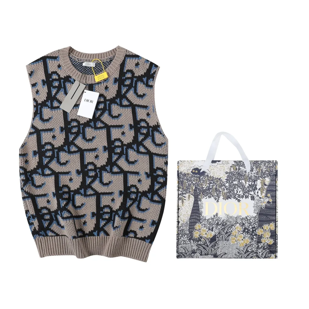 🅿️260 CD jacquard cardigan sweater ⚠️Original purchase price 12560💰, the wool is knitted by a 7-needle imported machine, and the yarn is dyed with wool content. The pattern is restored after 3 times of pattern making. The original developed custom yarn. Customized accessories. The whole body is decorated with DIOR AND CACTUS JACK Oblique printing. Ribbed round neck, cuffs and hem. Size XS S M L