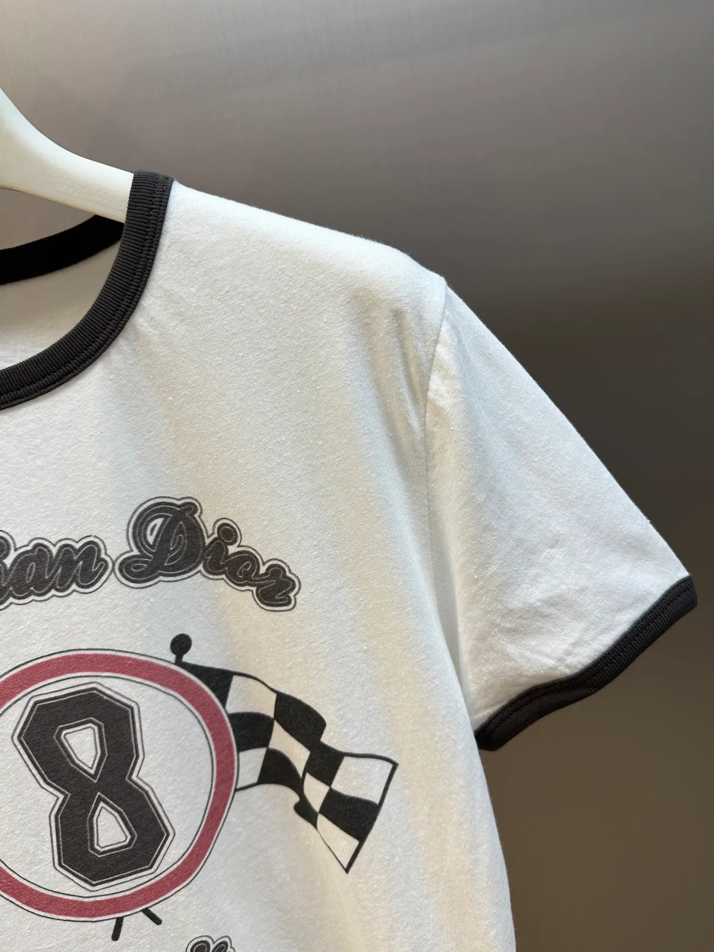 🅿️300 Women's Dior No. 8 Racing Element Printed Short Sleeves This T-shirt is carefully made of white cotton jersey fabric and decorated with the racing element No. 8 logo on the front, creating a sophisticated and fashionable look.  size：s m l
