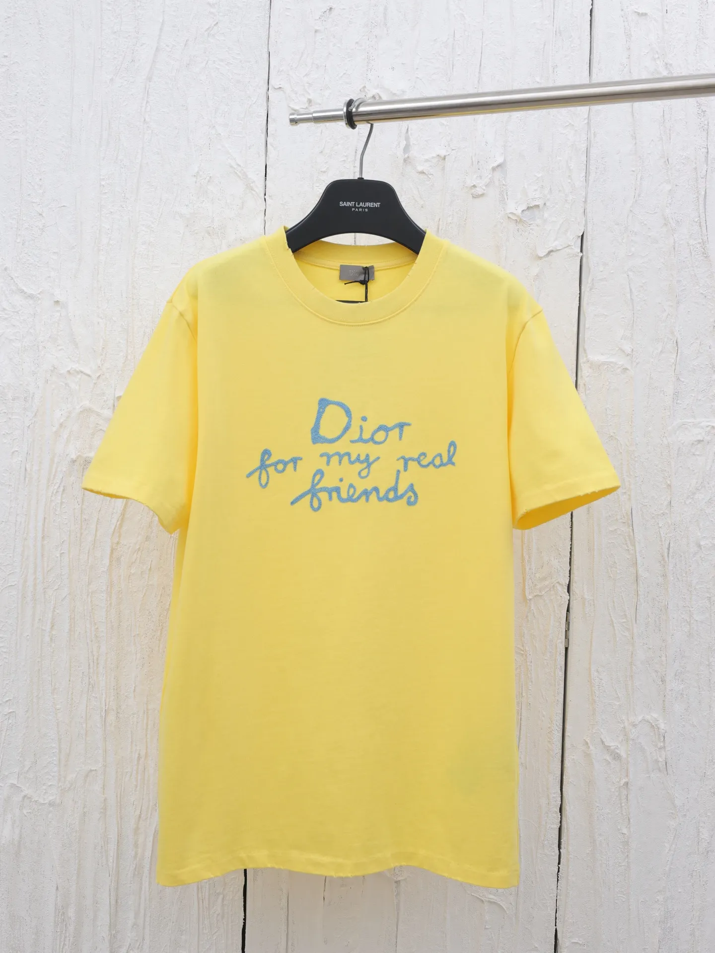 🅿️280 Dio*/Dior 25 spring and summer new short-sleeved T-shirt with letter embroidery logo. Customized 32 pieces of 280g combed fabric, original craft thread. Designed with letter logo embroidery technology, simple and elegant, easy and versatile, classic silhouette with ribbed round collar. Collar, sleeves and hem are embellished with burnt flower effect to enhance style. Casual tailoring, can be paired with bottoms of the same season to create a fashionable look. Size: S/M/L/XL