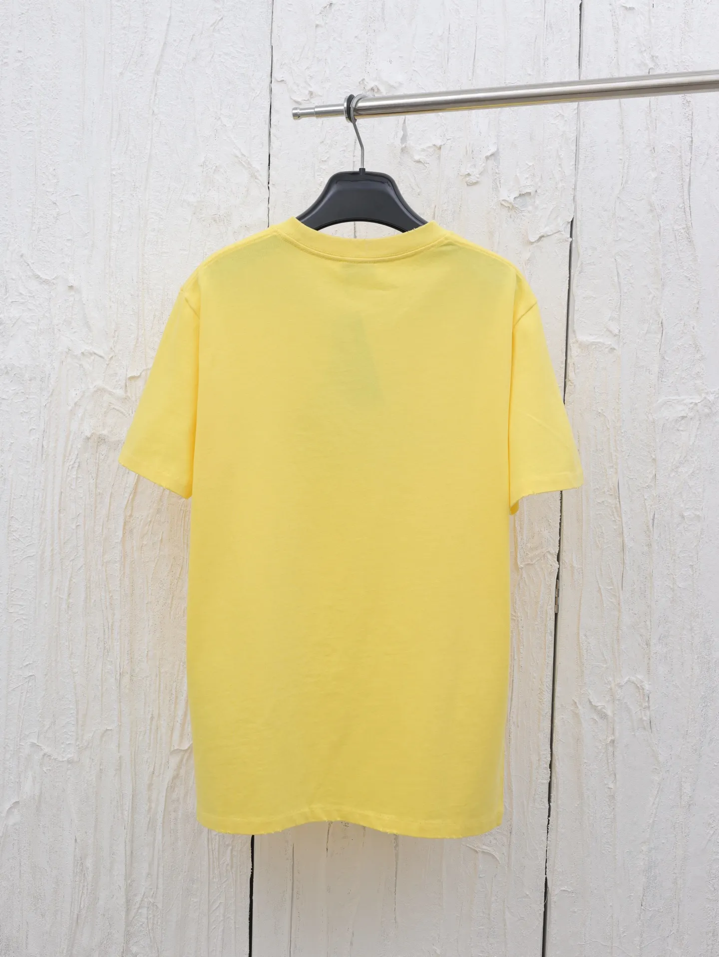 🅿️280 Dio*/Dior 25 spring and summer new short-sleeved T-shirt with letter embroidery logo. Customized 32 pieces of 280g combed fabric, original craft thread. Designed with letter logo embroidery technology, simple and elegant, easy and versatile, classic silhouette with ribbed round collar. Collar, sleeves and hem are embellished with burnt flower effect to enhance style. Casual tailoring, can be paired with bottoms of the same season to create a fashionable look. Size: S/M/L/XL
