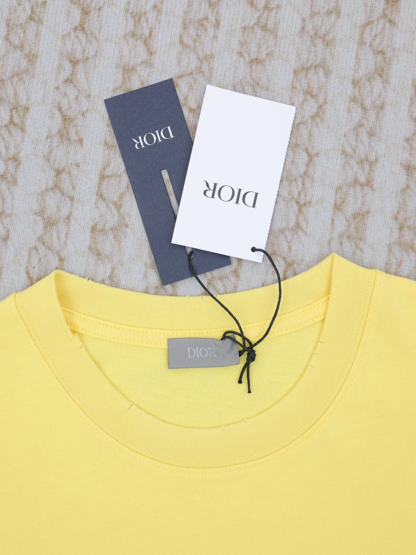 🅿️280 Dio*/Dior 25 spring and summer new short-sleeved T-shirt with letter embroidery logo. Customized 32 pieces of 280g combed fabric, original craft thread. Designed with letter logo embroidery technology, simple and elegant, easy and versatile, classic silhouette with ribbed round collar. Collar, sleeves and hem are embellished with burnt flower effect to enhance style. Casual tailoring, can be paired with bottoms of the same season to create a fashionable look. Size: S/M/L/XL