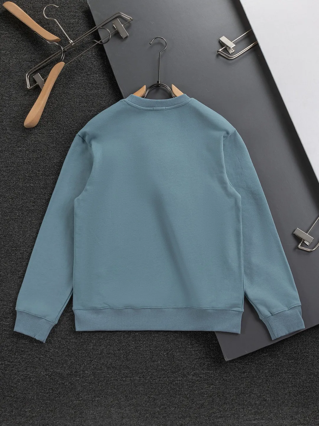 🅿️280 Dior Dior micro wide version CD micro wide version S-Xl 25ss autumn and winter sweatshirt, forever unbeatable, classic style, permanent boutique, counter timeless classic washed style, CD letter logo on chest🪡 embroidery, neckline, sleeve hem, washed heavy craftsmanship logo pattern, heavy craftsmanship, same style for men and women, short-sleeved T-shirt, cotton blended terry jersey fabric, original development This is from the 2025 beachwear limited series. The full-logo jacquard towel highlights the classic Obliave flower. It is matched with an S-shaped round neck and topstitching. It is unique. The whole body is decorated with obliqve jacquard. The ribbed round neck is matched with V-shaped topstitching. Customized accessories. The whole body is customized and developed according to the Y-panel... Complete with three standards, it can control various styles and pay tribute to Dior's historic year! Coupled with the blessing of full-flower cotton material, both the upper body comfort and the existence are unparalleled. It can be said to be a must-have companion in summer. The excellent breathability and comfortable wearing feeling are unparalleled~ Recommended! ! Same style for men and women! Color: Black White Lake Blue Size: S-XL Size chart: S: Shoulder width 55-Bust 56-Length 71.5 M: Shoulder width 56.5-Bust 58-Length 73 L: Shoulder width 58-Bust 60-Length 74.5 XL: Shoulder width 59.5-Bust 62-Length 76
