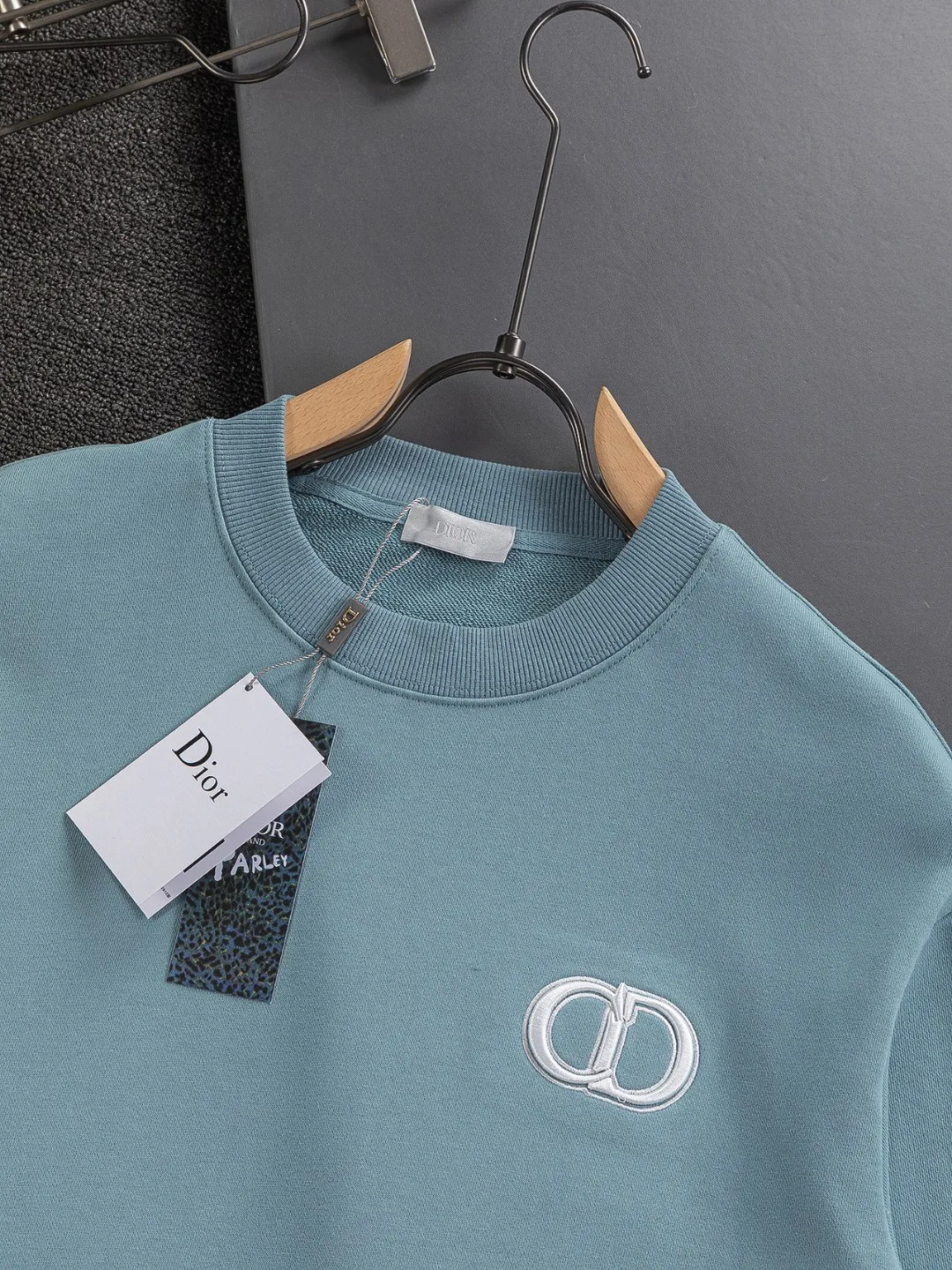 🅿️280 Dior Dior micro wide version CD micro wide version S-Xl 25ss autumn and winter sweatshirt, forever unbeatable, classic style, permanent boutique, counter timeless classic washed style, CD letter logo on chest🪡 embroidery, neckline, sleeve hem, washed heavy craftsmanship logo pattern, heavy craftsmanship, same style for men and women, short-sleeved T-shirt, cotton blended terry jersey fabric, original development This is from the 2025 beachwear limited series. The full-logo jacquard towel highlights the classic Obliave flower. It is matched with an S-shaped round neck and topstitching. It is unique. The whole body is decorated with obliqve jacquard. The ribbed round neck is matched with V-shaped topstitching. Customized accessories. The whole body is customized and developed according to the Y-panel... Complete with three standards, it can control various styles and pay tribute to Dior's historic year! Coupled with the blessing of full-flower cotton material, both the upper body comfort and the existence are unparalleled. It can be said to be a must-have companion in summer. The excellent breathability and comfortable wearing feeling are unparalleled~ Recommended! ! Same style for men and women! Color: Black White Lake Blue Size: S-XL Size chart: S: Shoulder width 55-Bust 56-Length 71.5 M: Shoulder width 56.5-Bust 58-Length 73 L: Shoulder width 58-Bust 60-Length 74.5 XL: Shoulder width 59.5-Bust 62-Length 76