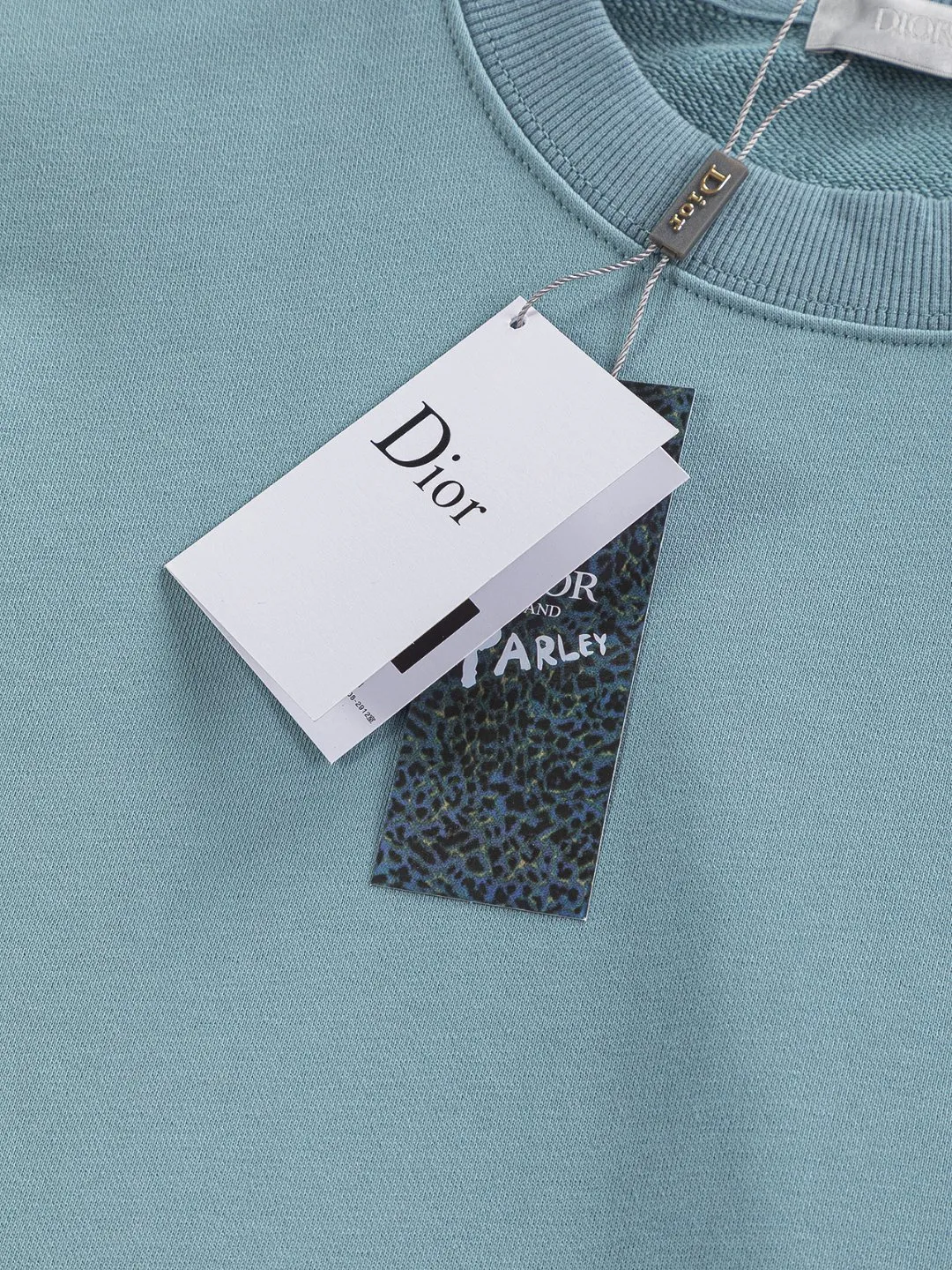 🅿️280 Dior Dior micro wide version CD micro wide version S-Xl 25ss autumn and winter sweatshirt, forever unbeatable, classic style, permanent boutique, counter timeless classic washed style, CD letter logo on chest🪡 embroidery, neckline, sleeve hem, washed heavy craftsmanship logo pattern, heavy craftsmanship, same style for men and women, short-sleeved T-shirt, cotton blended terry jersey fabric, original development This is from the 2025 beachwear limited series. The full-logo jacquard towel highlights the classic Obliave flower. It is matched with an S-shaped round neck and topstitching. It is unique. The whole body is decorated with obliqve jacquard. The ribbed round neck is matched with V-shaped topstitching. Customized accessories. The whole body is customized and developed according to the Y-panel... Complete with three standards, it can control various styles and pay tribute to Dior's historic year! Coupled with the blessing of full-flower cotton material, both the upper body comfort and the existence are unparalleled. It can be said to be a must-have companion in summer. The excellent breathability and comfortable wearing feeling are unparalleled~ Recommended! ! Same style for men and women! Color: Black White Lake Blue Size: S-XL Size chart: S: Shoulder width 55-Bust 56-Length 71.5 M: Shoulder width 56.5-Bust 58-Length 73 L: Shoulder width 58-Bust 60-Length 74.5 XL: Shoulder width 59.5-Bust 62-Length 76