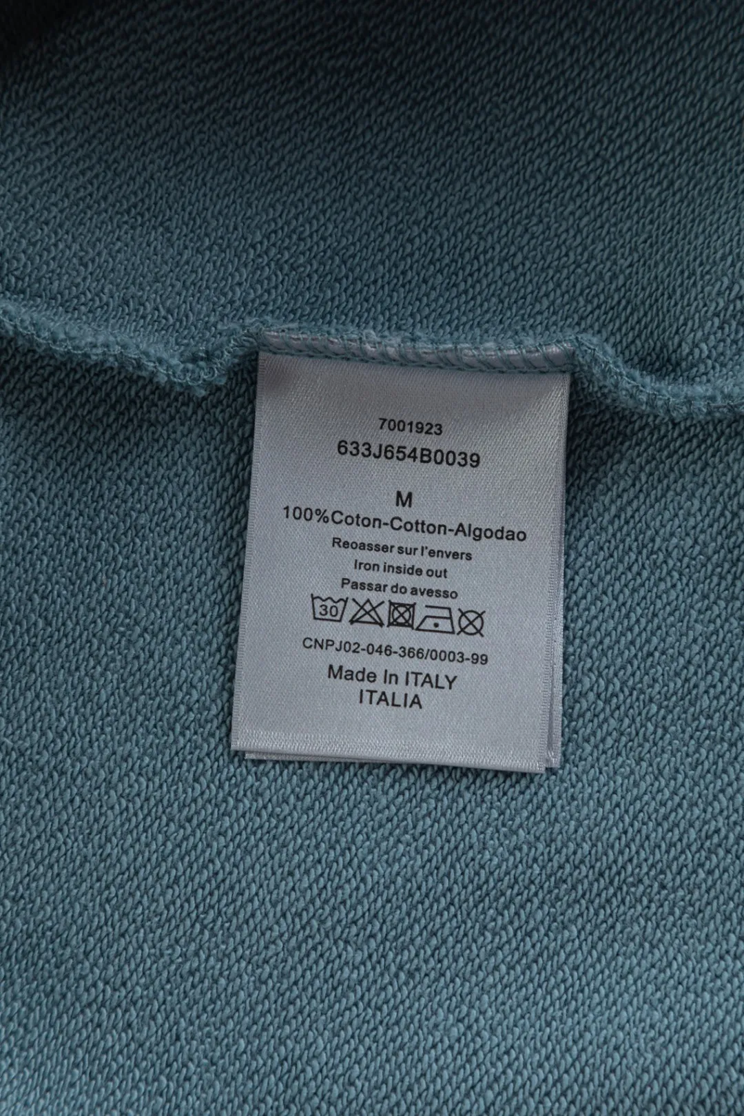 🅿️280 Dior Dior micro wide version CD micro wide version S-Xl 25ss autumn and winter sweatshirt, forever unbeatable, classic style, permanent boutique, counter timeless classic washed style, CD letter logo on chest🪡 embroidery, neckline, sleeve hem, washed heavy craftsmanship logo pattern, heavy craftsmanship, same style for men and women, short-sleeved T-shirt, cotton blended terry jersey fabric, original development This is from the 2025 beachwear limited series. The full-logo jacquard towel highlights the classic Obliave flower. It is matched with an S-shaped round neck and topstitching. It is unique. The whole body is decorated with obliqve jacquard. The ribbed round neck is matched with V-shaped topstitching. Customized accessories. The whole body is customized and developed according to the Y-panel... Complete with three standards, it can control various styles and pay tribute to Dior's historic year! Coupled with the blessing of full-flower cotton material, both the upper body comfort and the existence are unparalleled. It can be said to be a must-have companion in summer. The excellent breathability and comfortable wearing feeling are unparalleled~ Recommended! ! Same style for men and women! Color: Black White Lake Blue Size: S-XL Size chart: S: Shoulder width 55-Bust 56-Length 71.5 M: Shoulder width 56.5-Bust 58-Length 73 L: Shoulder width 58-Bust 60-Length 74.5 XL: Shoulder width 59.5-Bust 62-Length 76