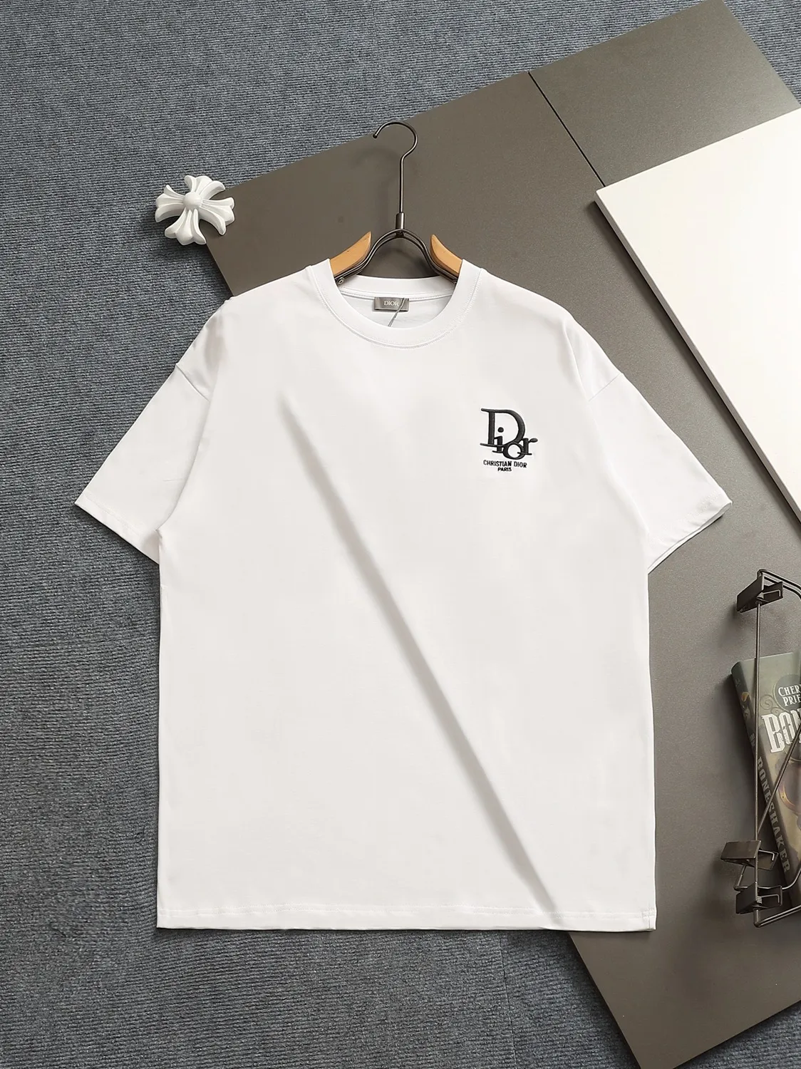 🅿️170 Dior CD micro-wide version XS-L CD 25SS new products are on sale simultaneously on the official website logo printing 🪡 embroidered logo pattern As the leader in the luxury world, the D family is well-deserved. The first thing that catches the eye is the loose and comfortable black and white solid color version of the piece we are going to talk about today. The ribbed round collar has become the best modification of its version, and the D family has the upper body LOGO listed on the front, and the unique embroidery design of the letter logo patch highlights the texture! The most traditional modification method combined with the simplest color scale contrast forms the strongest and direct contrast, and this is often the most concise and clear minimalist modification method~~A nostalgic classic atmosphere also spreads in this work inadvertently! ! The CD logo patch embroidery on the front is a unique tribute to Dior's historic year! Coupled with the blessing of 270 grams of cotton material, both the upper body comfort and the existence are unparalleled. It can be said to be a must-have companion in summer. The excellent breathability and comfortable wearing feeling are unparalleled~ Recommended! ! Color: Black White Two-tone Size: XS S M L Size chart:
