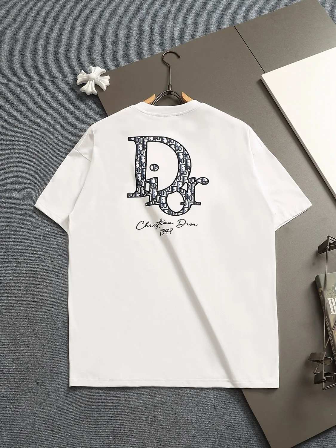 🅿️170 Dior CD micro-wide version XS-L CD 25SS new products are on sale simultaneously on the official website logo printing 🪡 embroidered logo pattern As the leader in the luxury world, the D family is well-deserved. The first thing that catches the eye is the loose and comfortable black and white solid color version of the piece we are going to talk about today. The ribbed round collar has become the best modification of its version, and the D family has the upper body LOGO listed on the front, and the unique embroidery design of the letter logo patch highlights the texture! The most traditional modification method combined with the simplest color scale contrast forms the strongest and direct contrast, and this is often the most concise and clear minimalist modification method~~A nostalgic classic atmosphere also spreads in this work inadvertently! ! The CD logo patch embroidery on the front is a unique tribute to Dior's historic year! Coupled with the blessing of 270 grams of cotton material, both the upper body comfort and the existence are unparalleled. It can be said to be a must-have companion in summer. The excellent breathability and comfortable wearing feeling are unparalleled~ Recommended! ! Color: Black White Two-tone Size: XS S M L Size chart: