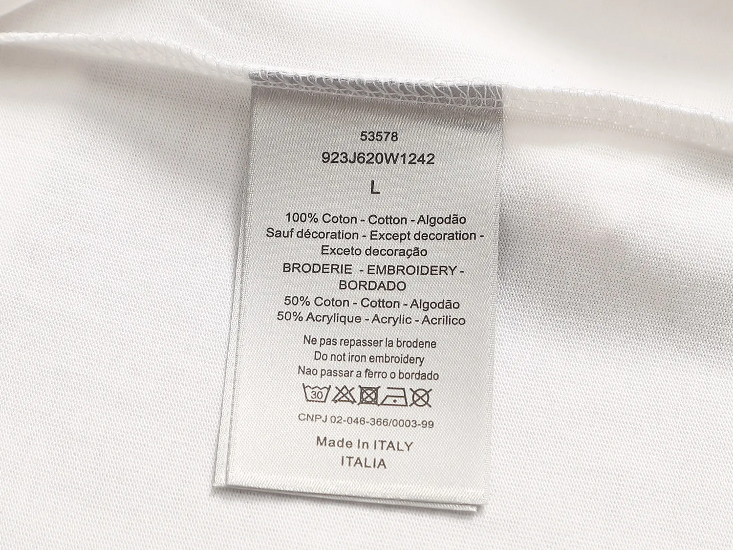🅿️170 Dior CD micro-wide version XS-L CD 25SS new products are on sale simultaneously on the official website logo printing 🪡 embroidered logo pattern As the leader in the luxury world, the D family is well-deserved. The first thing that catches the eye is the loose and comfortable black and white solid color version of the piece we are going to talk about today. The ribbed round collar has become the best modification of its version, and the D family has the upper body LOGO listed on the front, and the unique embroidery design of the letter logo patch highlights the texture! The most traditional modification method combined with the simplest color scale contrast forms the strongest and direct contrast, and this is often the most concise and clear minimalist modification method~~A nostalgic classic atmosphere also spreads in this work inadvertently! ! The CD logo patch embroidery on the front is a unique tribute to Dior's historic year! Coupled with the blessing of 270 grams of cotton material, both the upper body comfort and the existence are unparalleled. It can be said to be a must-have companion in summer. The excellent breathability and comfortable wearing feeling are unparalleled~ Recommended! ! Color: Black White Two-tone Size: XS S M L Size chart: