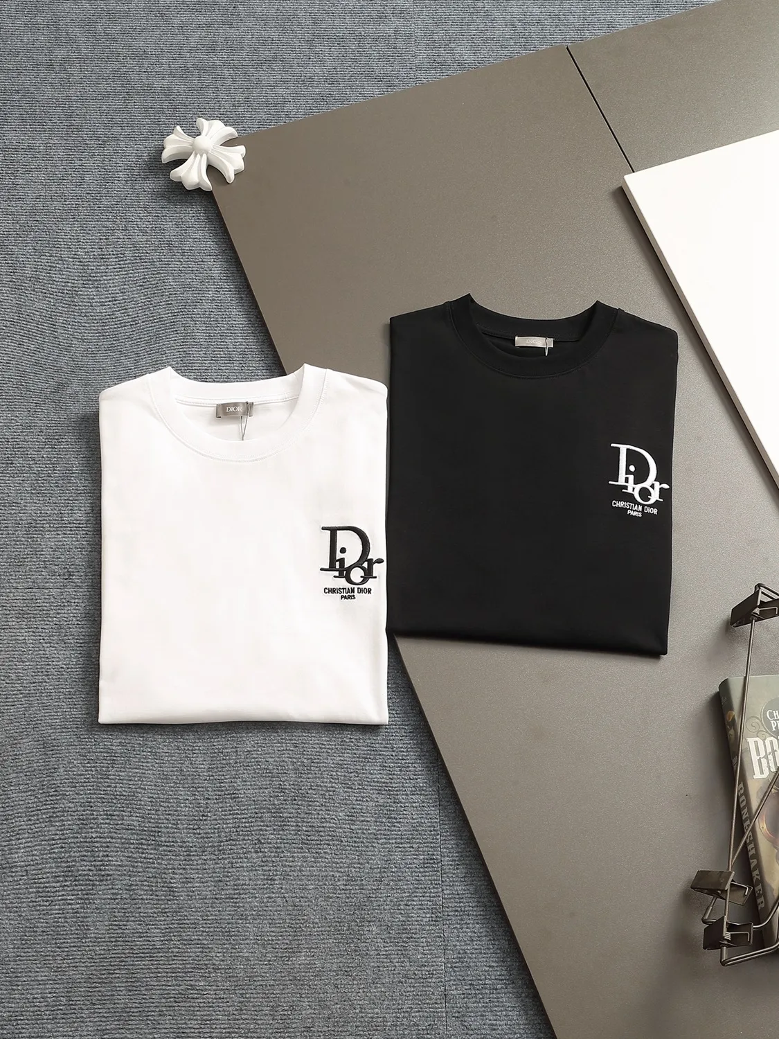 🅿️170 Dior CD micro-wide version XS-L CD 25SS new products are on sale simultaneously on the official website logo printing 🪡 embroidered logo pattern As the leader in the luxury world, the D family is well-deserved. The first thing that catches the eye is the loose and comfortable black and white solid color version of the piece we are going to talk about today. The ribbed round collar has become the best modification of its version, and the D family has the upper body LOGO listed on the front, and the unique embroidery design of the letter logo patch highlights the texture! The most traditional modification method combined with the simplest color scale contrast forms the strongest and direct contrast, and this is often the most concise and clear minimalist modification method~~A nostalgic classic atmosphere also spreads in this work inadvertently! ! The CD logo patch embroidery on the front is a unique tribute to Dior's historic year! Coupled with the blessing of 270 grams of cotton material, both the upper body comfort and the existence are unparalleled. It can be said to be a must-have companion in summer. The excellent breathability and comfortable wearing feeling are unparalleled~ Recommended! ! Color: Black White Two-tone Size: XS S M L Size chart: