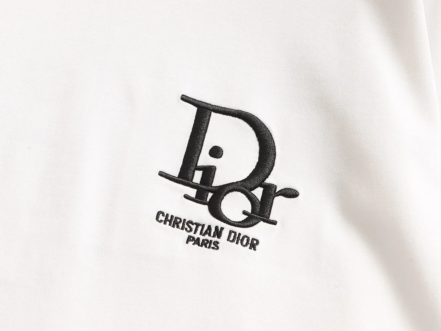 🅿️170 Dior CD micro-wide version XS-L CD 25SS new products are on sale simultaneously on the official website logo printing 🪡 embroidered logo pattern As the leader in the luxury world, the D family is well-deserved. The first thing that catches the eye is the loose and comfortable black and white solid color version of the piece we are going to talk about today. The ribbed round collar has become the best modification of its version, and the D family has the upper body LOGO listed on the front, and the unique embroidery design of the letter logo patch highlights the texture! The most traditional modification method combined with the simplest color scale contrast forms the strongest and direct contrast, and this is often the most concise and clear minimalist modification method~~A nostalgic classic atmosphere also spreads in this work inadvertently! ! The CD logo patch embroidery on the front is a unique tribute to Dior's historic year! Coupled with the blessing of 270 grams of cotton material, both the upper body comfort and the existence are unparalleled. It can be said to be a must-have companion in summer. The excellent breathability and comfortable wearing feeling are unparalleled~ Recommended! ! Color: Black White Two-tone Size: XS S M L Size chart: