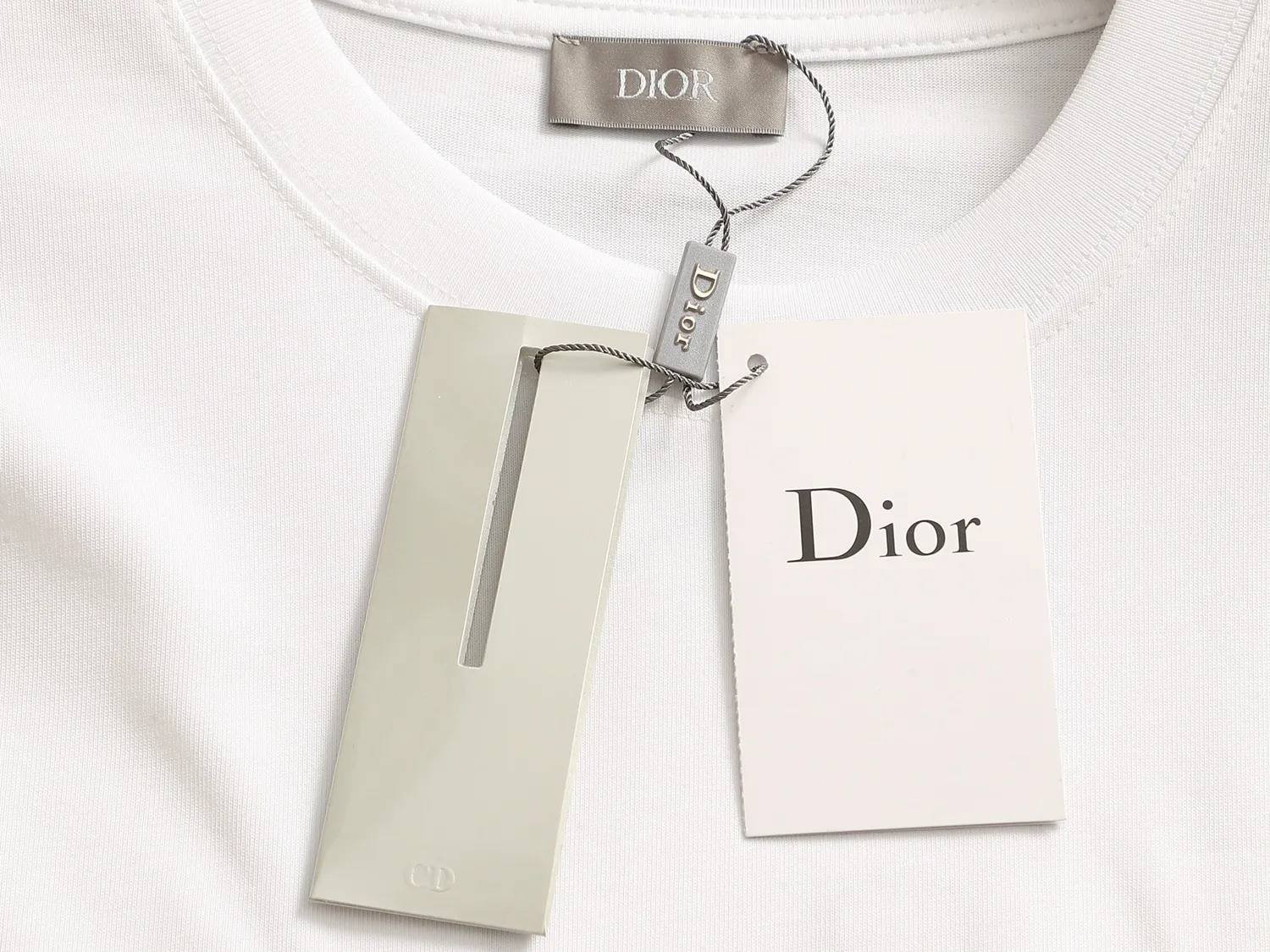 🅿️170 Dior CD micro-wide version XS-L CD 25SS new products are on sale simultaneously on the official website logo printing 🪡 embroidered logo pattern As the leader in the luxury world, the D family is well-deserved. The first thing that catches the eye is the loose and comfortable black and white solid color version of the piece we are going to talk about today. The ribbed round collar has become the best modification of its version, and the D family has the upper body LOGO listed on the front, and the unique embroidery design of the letter logo patch highlights the texture! The most traditional modification method combined with the simplest color scale contrast forms the strongest and direct contrast, and this is often the most concise and clear minimalist modification method~~A nostalgic classic atmosphere also spreads in this work inadvertently! ! The CD logo patch embroidery on the front is a unique tribute to Dior's historic year! Coupled with the blessing of 270 grams of cotton material, both the upper body comfort and the existence are unparalleled. It can be said to be a must-have companion in summer. The excellent breathability and comfortable wearing feeling are unparalleled~ Recommended! ! Color: Black White Two-tone Size: XS S M L Size chart: