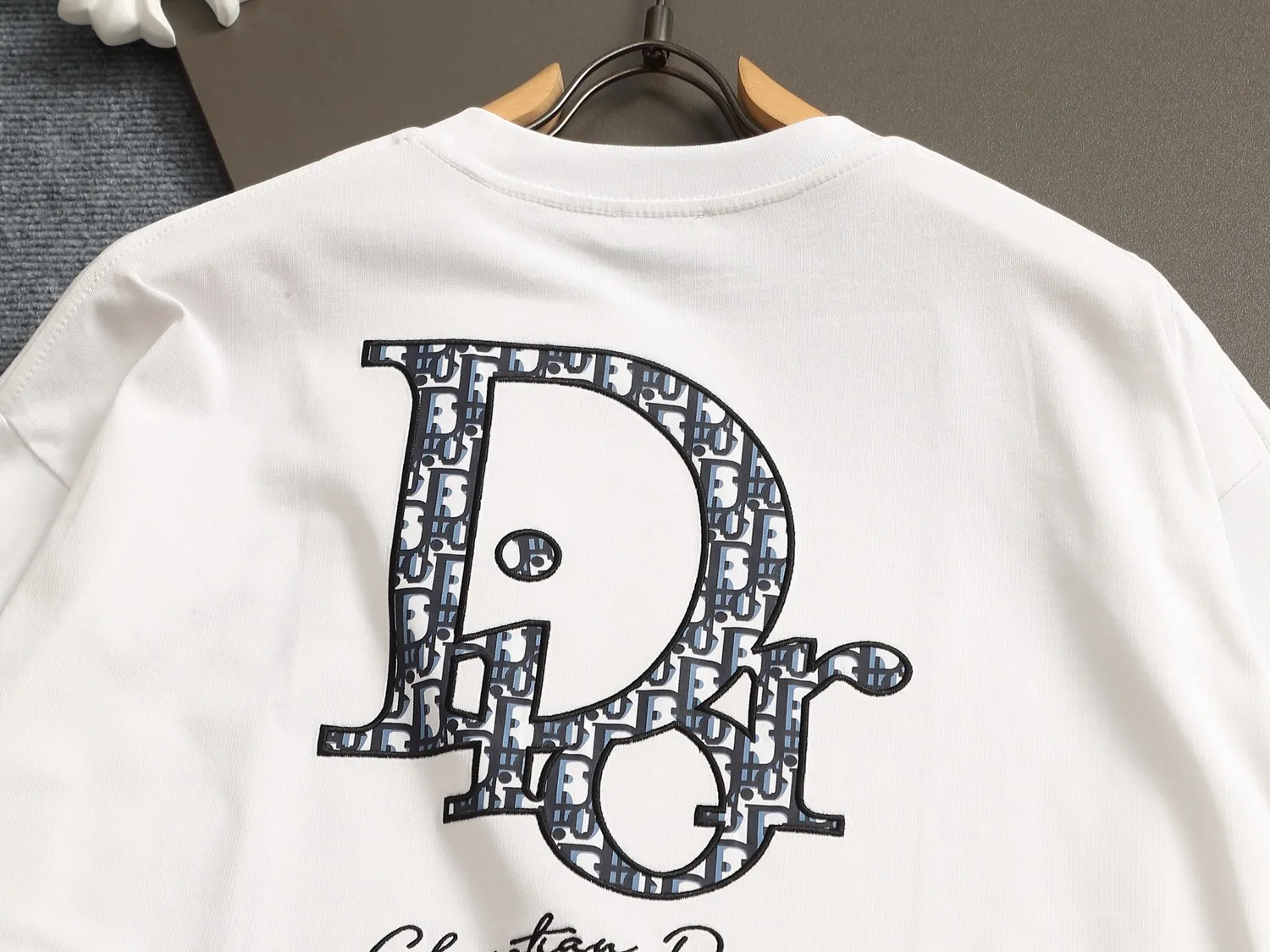 🅿️170 Dior CD micro-wide version XS-L CD 25SS new products are on sale simultaneously on the official website logo printing 🪡 embroidered logo pattern As the leader in the luxury world, the D family is well-deserved. The first thing that catches the eye is the loose and comfortable black and white solid color version of the piece we are going to talk about today. The ribbed round collar has become the best modification of its version, and the D family has the upper body LOGO listed on the front, and the unique embroidery design of the letter logo patch highlights the texture! The most traditional modification method combined with the simplest color scale contrast forms the strongest and direct contrast, and this is often the most concise and clear minimalist modification method~~A nostalgic classic atmosphere also spreads in this work inadvertently! ! The CD logo patch embroidery on the front is a unique tribute to Dior's historic year! Coupled with the blessing of 270 grams of cotton material, both the upper body comfort and the existence are unparalleled. It can be said to be a must-have companion in summer. The excellent breathability and comfortable wearing feeling are unparalleled~ Recommended! ! Color: Black White Two-tone Size: XS S M L Size chart:
