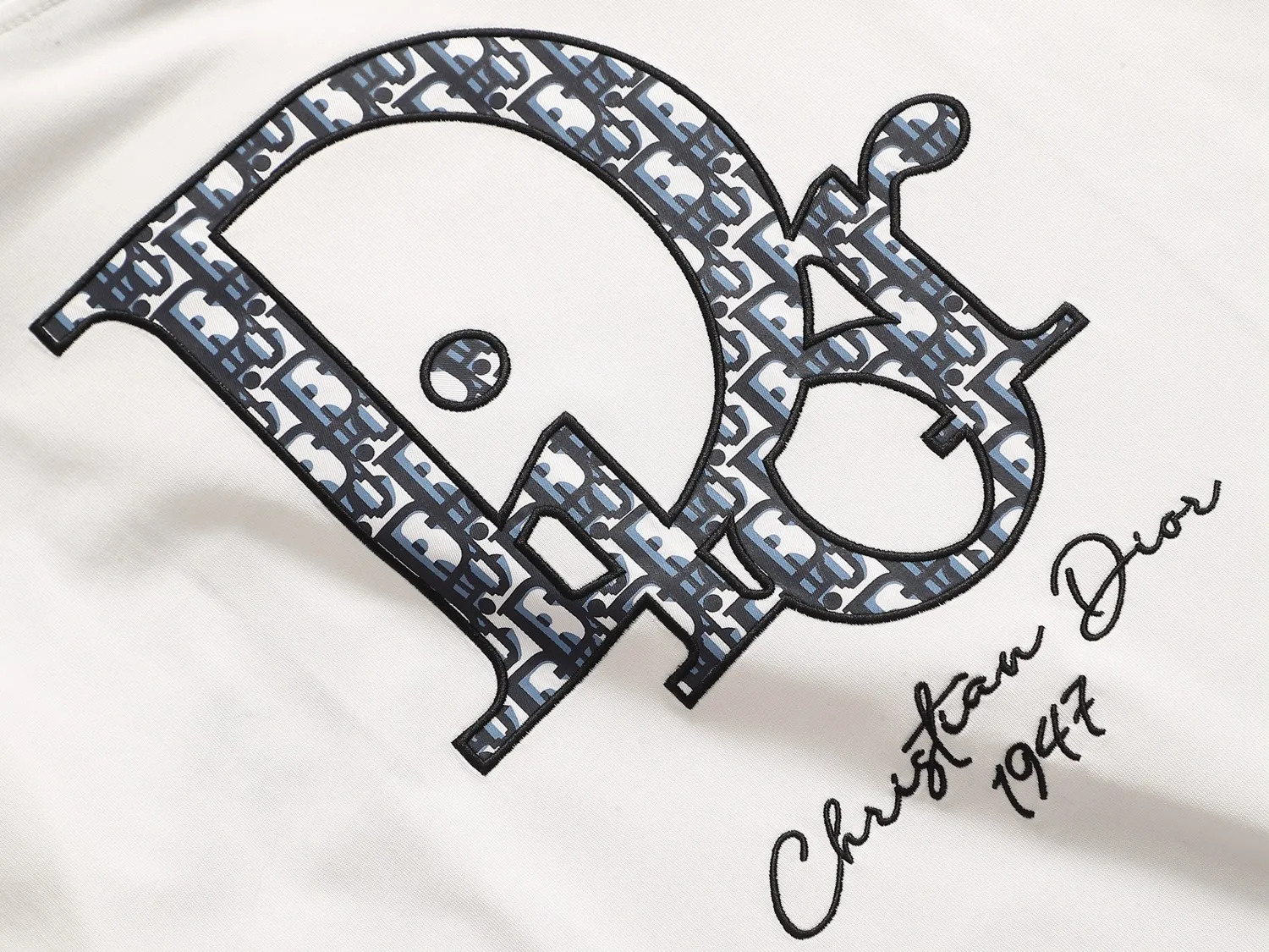 🅿️170 Dior CD micro-wide version XS-L CD 25SS new products are on sale simultaneously on the official website logo printing 🪡 embroidered logo pattern As the leader in the luxury world, the D family is well-deserved. The first thing that catches the eye is the loose and comfortable black and white solid color version of the piece we are going to talk about today. The ribbed round collar has become the best modification of its version, and the D family has the upper body LOGO listed on the front, and the unique embroidery design of the letter logo patch highlights the texture! The most traditional modification method combined with the simplest color scale contrast forms the strongest and direct contrast, and this is often the most concise and clear minimalist modification method~~A nostalgic classic atmosphere also spreads in this work inadvertently! ! The CD logo patch embroidery on the front is a unique tribute to Dior's historic year! Coupled with the blessing of 270 grams of cotton material, both the upper body comfort and the existence are unparalleled. It can be said to be a must-have companion in summer. The excellent breathability and comfortable wearing feeling are unparalleled~ Recommended! ! Color: Black White Two-tone Size: XS S M L Size chart: