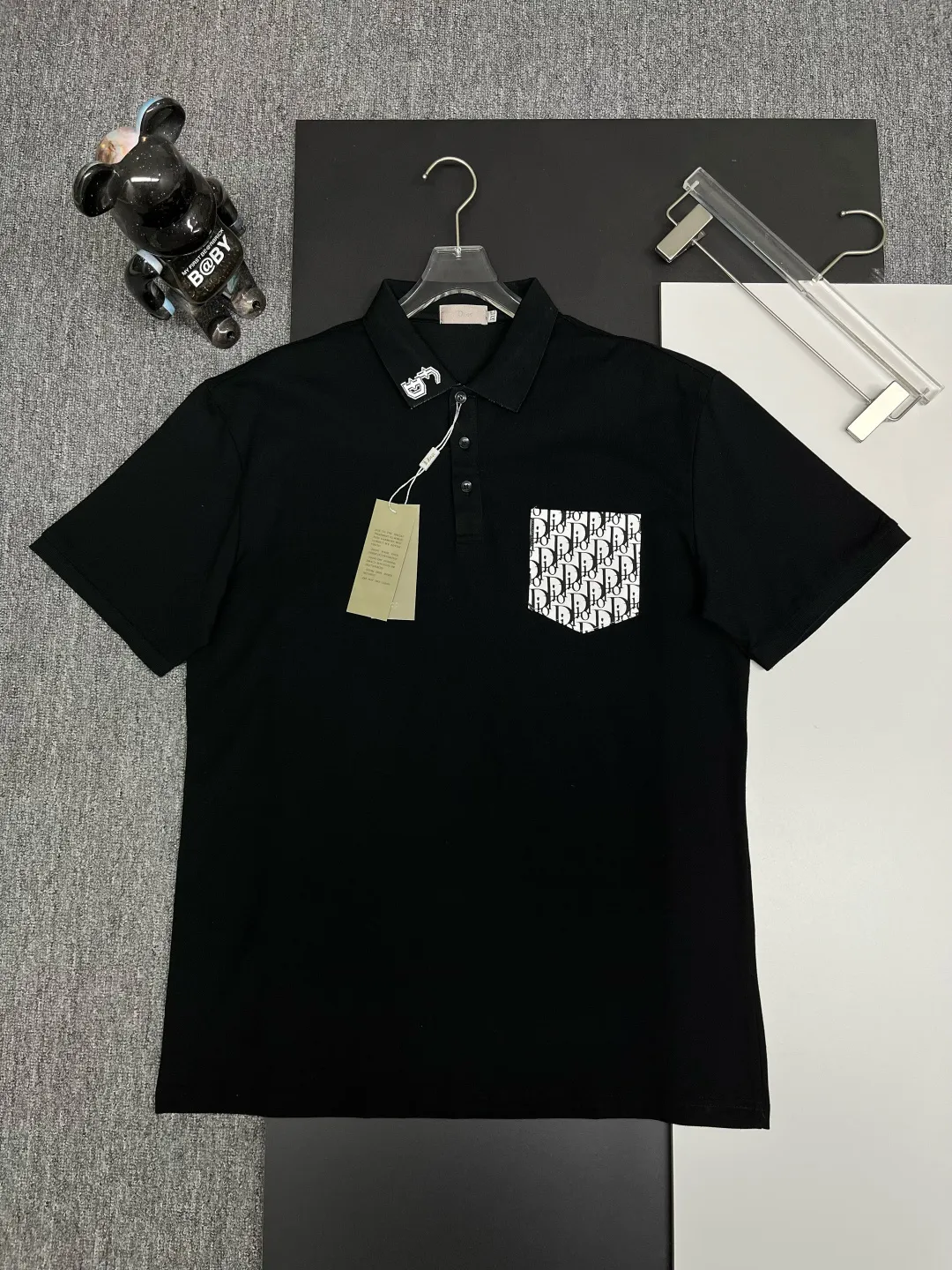 🅿️220 DIOR Dior Pocket New Polo Shirt Original fabric Original customized accessories Official same style Made of 210 grams of mercerized pique fabric, customized same vat dyed fabric Very comfortable and smooth to the touch Very wide and stylish Produced by a first-line brand OEM factory Imported Behringer embroidery machine The embroidery is full and textured The collar ribs are woven with imported yarn and will not deform after long-term wear The latest style for spring and summer, fashionable and individual Super versatile and good-looking. It is very suitable for both men and women. It is a must-have item. Color: black, white, gray. Size: M-3XL