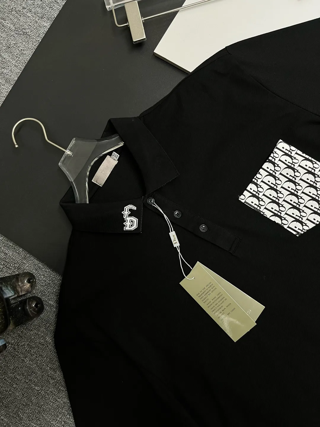 🅿️220 DIOR Dior Pocket New Polo Shirt Original fabric Original customized accessories Official same style Made of 210 grams of mercerized pique fabric, customized same vat dyed fabric Very comfortable and smooth to the touch Very wide and stylish Produced by a first-line brand OEM factory Imported Behringer embroidery machine The embroidery is full and textured The collar ribs are woven with imported yarn and will not deform after long-term wear The latest style for spring and summer, fashionable and individual Super versatile and good-looking. It is very suitable for both men and women. It is a must-have item. Color: black, white, gray. Size: M-3XL