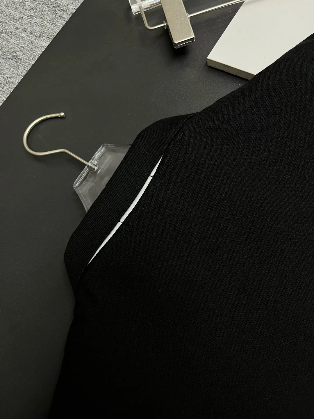 🅿️220 DIOR Dior Pocket New Polo Shirt Original fabric Original customized accessories Official same style Made of 210 grams of mercerized pique fabric, customized same vat dyed fabric Very comfortable and smooth to the touch Very wide and stylish Produced by a first-line brand OEM factory Imported Behringer embroidery machine The embroidery is full and textured The collar ribs are woven with imported yarn and will not deform after long-term wear The latest style for spring and summer, fashionable and individual Super versatile and good-looking. It is very suitable for both men and women. It is a must-have item. Color: black, white, gray. Size: M-3XL