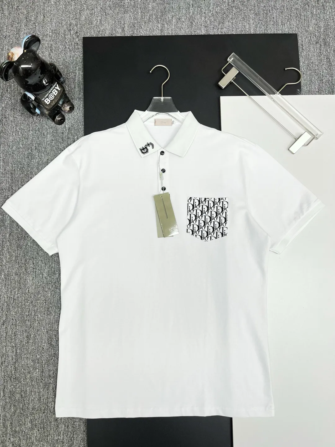 🅿️220 DIOR Dior Pocket New Polo Shirt Original fabric Original customized accessories Official same style Made of 210 grams of mercerized pique fabric, customized same vat dyed fabric Very comfortable and smooth to the touch Very wide and stylish Produced by a first-line brand OEM factory Imported Behringer embroidery machine The embroidery is full and textured The collar ribs are woven with imported yarn and will not deform after long-term wear The latest style for spring and summer, fashionable and individual Super versatile and good-looking. It is very suitable for both men and women. It is a must-have item. Color: black, white, gray. Size: M-3XL