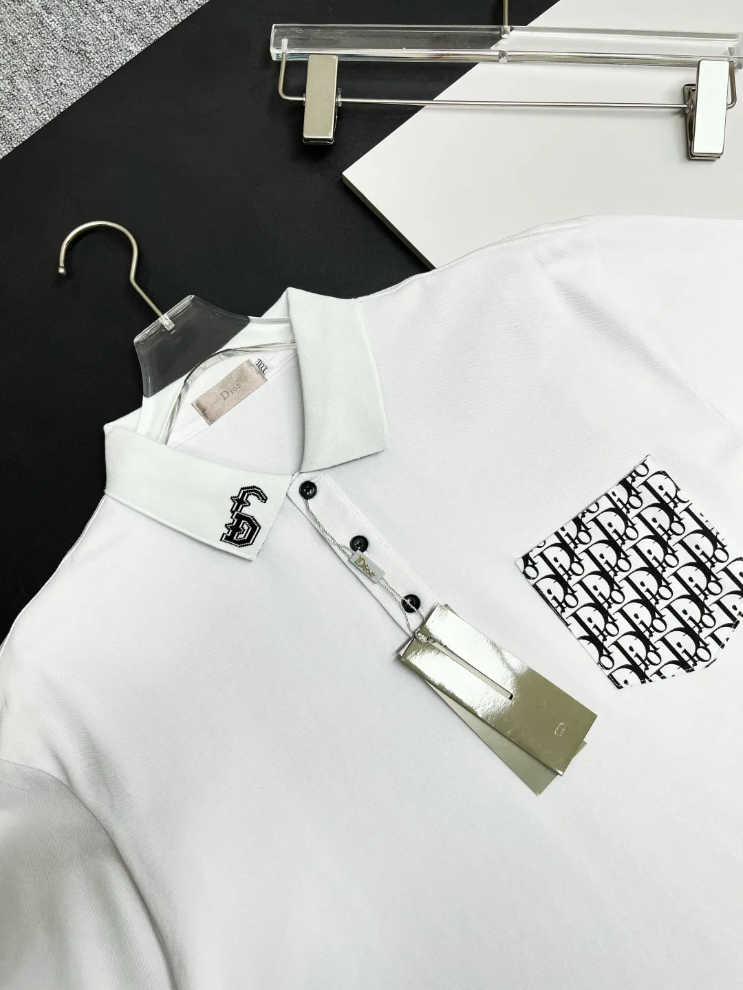 🅿️220 DIOR Dior Pocket New Polo Shirt Original fabric Original customized accessories Official same style Made of 210 grams of mercerized pique fabric, customized same vat dyed fabric Very comfortable and smooth to the touch Very wide and stylish Produced by a first-line brand OEM factory Imported Behringer embroidery machine The embroidery is full and textured The collar ribs are woven with imported yarn and will not deform after long-term wear The latest style for spring and summer, fashionable and individual Super versatile and good-looking. It is very suitable for both men and women. It is a must-have item. Color: black, white, gray. Size: M-3XL