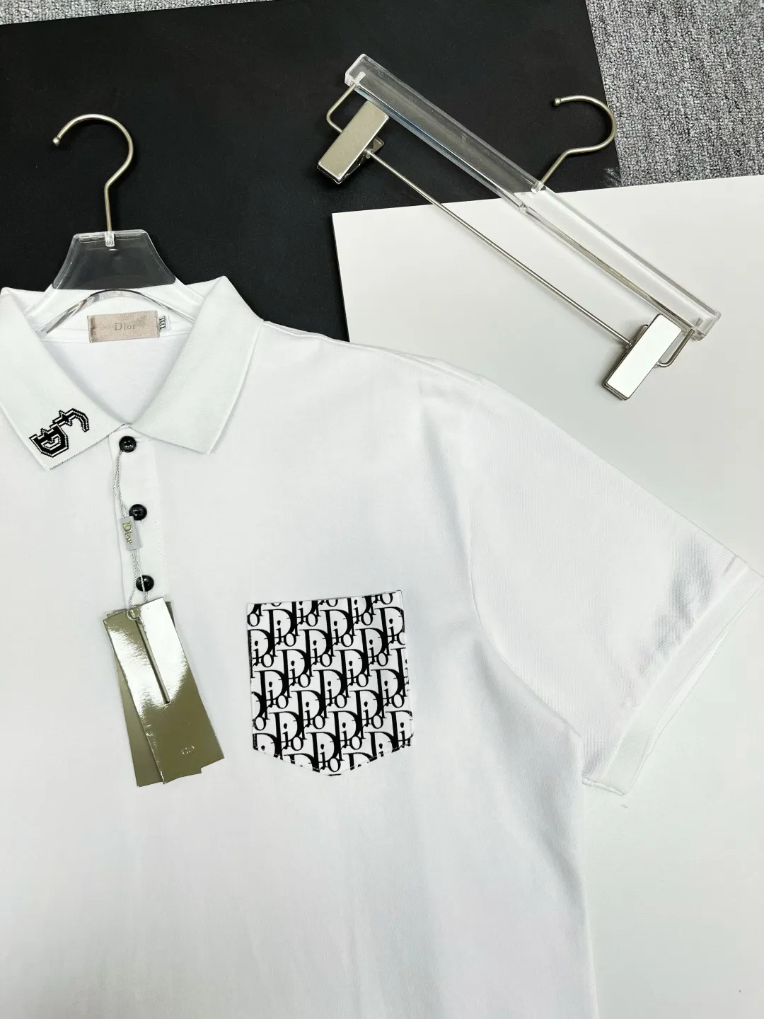 🅿️220 DIOR Dior Pocket New Polo Shirt Original fabric Original customized accessories Official same style Made of 210 grams of mercerized pique fabric, customized same vat dyed fabric Very comfortable and smooth to the touch Very wide and stylish Produced by a first-line brand OEM factory Imported Behringer embroidery machine The embroidery is full and textured The collar ribs are woven with imported yarn and will not deform after long-term wear The latest style for spring and summer, fashionable and individual Super versatile and good-looking. It is very suitable for both men and women. It is a must-have item. Color: black, white, gray. Size: M-3XL