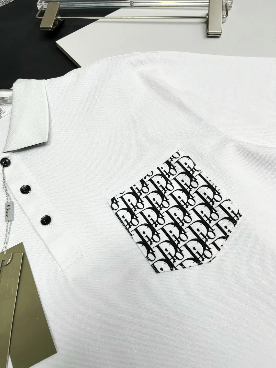 🅿️220 DIOR Dior Pocket New Polo Shirt Original fabric Original customized accessories Official same style Made of 210 grams of mercerized pique fabric, customized same vat dyed fabric Very comfortable and smooth to the touch Very wide and stylish Produced by a first-line brand OEM factory Imported Behringer embroidery machine The embroidery is full and textured The collar ribs are woven with imported yarn and will not deform after long-term wear The latest style for spring and summer, fashionable and individual Super versatile and good-looking. It is very suitable for both men and women. It is a must-have item. Color: black, white, gray. Size: M-3XL