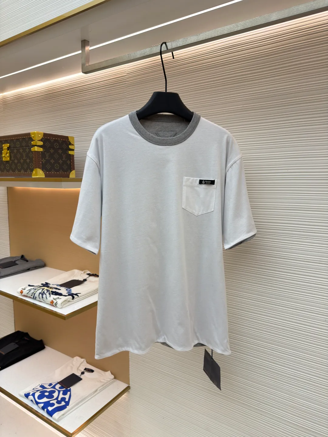 Prada double-sided design logo short sleeves ●Original version: Purchased and developed at 9150 ●Item number: 1682528-A15 ●Material: Velvet-feel plain cotton fabric ●Technology: Precision splicing and seaming production ●Color: Gray ●Version: Fitted version ●Weight: about 280 grams ●Size: S-M-L-XL ●Description: Customized velvet-feel plain cotton, soft and delicate, comfortable and close to the skin, twin aesthetics of gray and white interweaving Wearing the minimalist philosophy of two souls, the cloud white on the front uses Prada label details to define high-end restraint. The contrasting rib collar locks all eyes. The high-grade gray on the back uses the back triangle to highlight the essence of the brand. It is a quiet but unignorable presence. Combined with the frayed design, it is sublimated, filled with artistic atmosphere, double-sided elegance, and leads the trend. Precise splicing and seaming technology uses advanced sewing technology and equipment to ensure that the splicing of each short sleeve is smooth and tight, with smooth lines, and there will be no gaps inside and outside. The neckline is sewn using a computerized double-needle sewing process, using an advanced control system to sew two parallel stitches at the same time. Ensure that the size and shape of the neckline remain consistent, and use positioning and manual fraying. Local friction and wear on the fabric through manual operation will cause a natural damage effect on the surface of the fabric. The overall wiring is straight and delicate, the fabric is comfortable and soft, and the color is consistent without color difference. It can be matched with the same style to create a fashionable look and control various occasions. Customized accessories, complete with three standards, same style for men and women!
