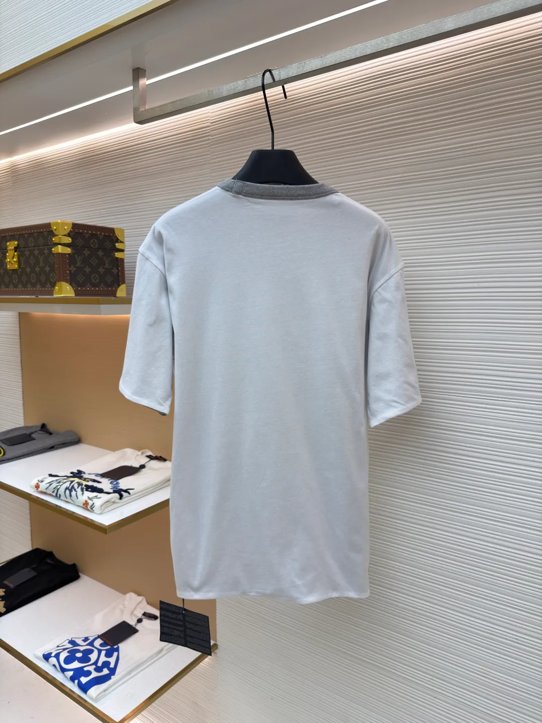 Prada double-sided design logo short sleeves ●Original version: Purchased and developed at 9150 ●Item number: 1682528-A15 ●Material: Velvet-feel plain cotton fabric ●Technology: Precision splicing and seaming production ●Color: Gray ●Version: Fitted version ●Weight: about 280 grams ●Size: S-M-L-XL ●Description: Customized velvet-feel plain cotton, soft and delicate, comfortable and close to the skin, twin aesthetics of gray and white interweaving Wearing the minimalist philosophy of two souls, the cloud white on the front uses Prada label details to define high-end restraint. The contrasting rib collar locks all eyes. The high-grade gray on the back uses the back triangle to highlight the essence of the brand. It is a quiet but unignorable presence. Combined with the frayed design, it is sublimated, filled with artistic atmosphere, double-sided elegance, and leads the trend. Precise splicing and seaming technology uses advanced sewing technology and equipment to ensure that the splicing of each short sleeve is smooth and tight, with smooth lines, and there will be no gaps inside and outside. The neckline is sewn using a computerized double-needle sewing process, using an advanced control system to sew two parallel stitches at the same time. Ensure that the size and shape of the neckline remain consistent, and use positioning and manual fraying. Local friction and wear on the fabric through manual operation will cause a natural damage effect on the surface of the fabric. The overall wiring is straight and delicate, the fabric is comfortable and soft, and the color is consistent without color difference. It can be matched with the same style to create a fashionable look and control various occasions. Customized accessories, complete with three standards, same style for men and women!