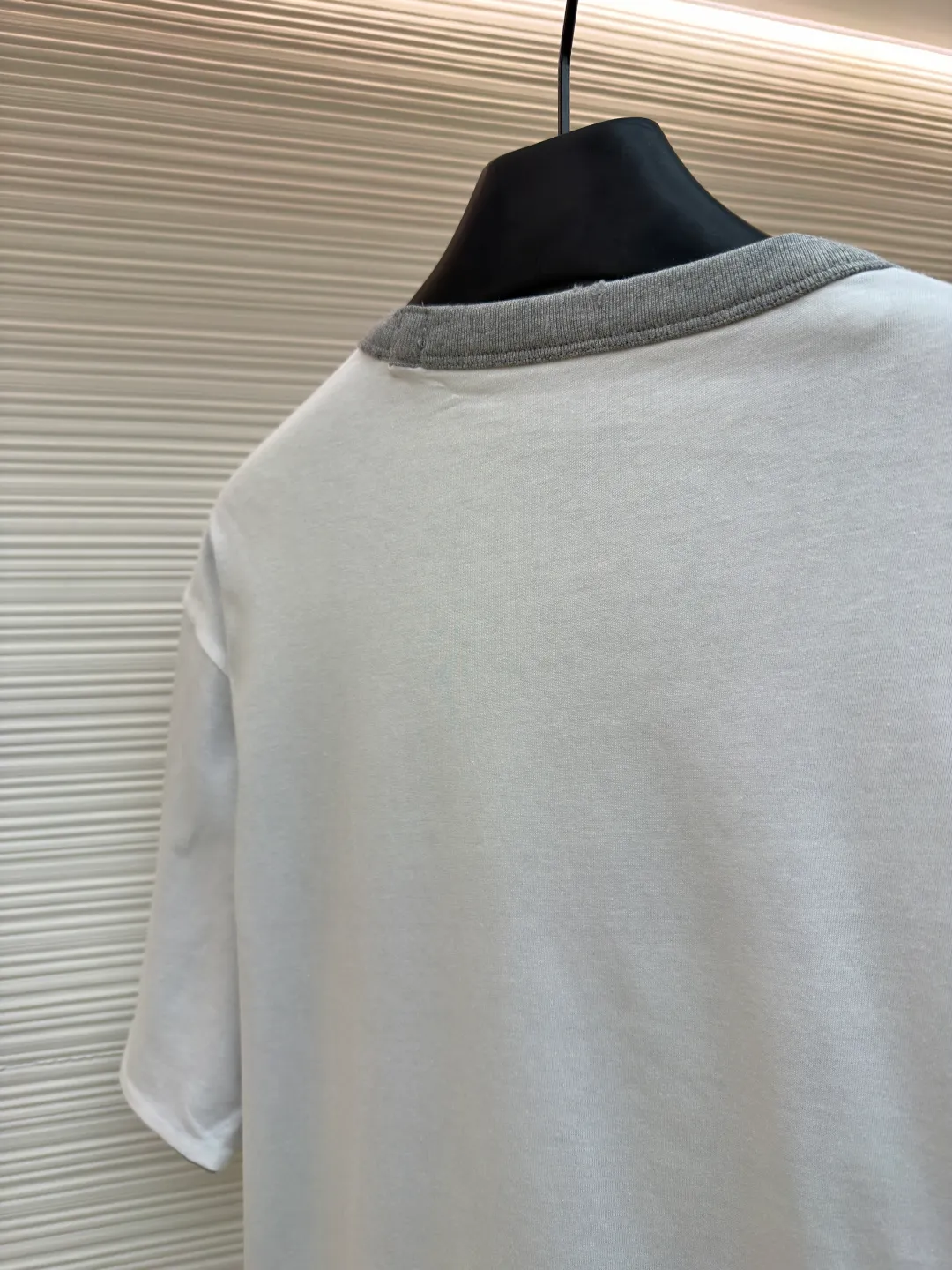 Prada double-sided design logo short sleeves ●Original version: Purchased and developed at 9150 ●Item number: 1682528-A15 ●Material: Velvet-feel plain cotton fabric ●Technology: Precision splicing and seaming production ●Color: Gray ●Version: Fitted version ●Weight: about 280 grams ●Size: S-M-L-XL ●Description: Customized velvet-feel plain cotton, soft and delicate, comfortable and close to the skin, twin aesthetics of gray and white interweaving Wearing the minimalist philosophy of two souls, the cloud white on the front uses Prada label details to define high-end restraint. The contrasting rib collar locks all eyes. The high-grade gray on the back uses the back triangle to highlight the essence of the brand. It is a quiet but unignorable presence. Combined with the frayed design, it is sublimated, filled with artistic atmosphere, double-sided elegance, and leads the trend. Precise splicing and seaming technology uses advanced sewing technology and equipment to ensure that the splicing of each short sleeve is smooth and tight, with smooth lines, and there will be no gaps inside and outside. The neckline is sewn using a computerized double-needle sewing process, using an advanced control system to sew two parallel stitches at the same time. Ensure that the size and shape of the neckline remain consistent, and use positioning and manual fraying. Local friction and wear on the fabric through manual operation will cause a natural damage effect on the surface of the fabric. The overall wiring is straight and delicate, the fabric is comfortable and soft, and the color is consistent without color difference. It can be matched with the same style to create a fashionable look and control various occasions. Customized accessories, complete with three standards, same style for men and women!
