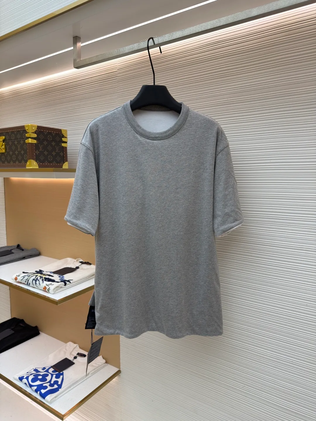 Prada double-sided design logo short sleeves ●Original version: Purchased and developed at 9150 ●Item number: 1682528-A15 ●Material: Velvet-feel plain cotton fabric ●Technology: Precision splicing and seaming production ●Color: Gray ●Version: Fitted version ●Weight: about 280 grams ●Size: S-M-L-XL ●Description: Customized velvet-feel plain cotton, soft and delicate, comfortable and close to the skin, twin aesthetics of gray and white interweaving Wearing the minimalist philosophy of two souls, the cloud white on the front uses Prada label details to define high-end restraint. The contrasting rib collar locks all eyes. The high-grade gray on the back uses the back triangle to highlight the essence of the brand. It is a quiet but unignorable presence. Combined with the frayed design, it is sublimated, filled with artistic atmosphere, double-sided elegance, and leads the trend. Precise splicing and seaming technology uses advanced sewing technology and equipment to ensure that the splicing of each short sleeve is smooth and tight, with smooth lines, and there will be no gaps inside and outside. The neckline is sewn using a computerized double-needle sewing process, using an advanced control system to sew two parallel stitches at the same time. Ensure that the size and shape of the neckline remain consistent, and use positioning and manual fraying. Local friction and wear on the fabric through manual operation will cause a natural damage effect on the surface of the fabric. The overall wiring is straight and delicate, the fabric is comfortable and soft, and the color is consistent without color difference. It can be matched with the same style to create a fashionable look and control various occasions. Customized accessories, complete with three standards, same style for men and women!